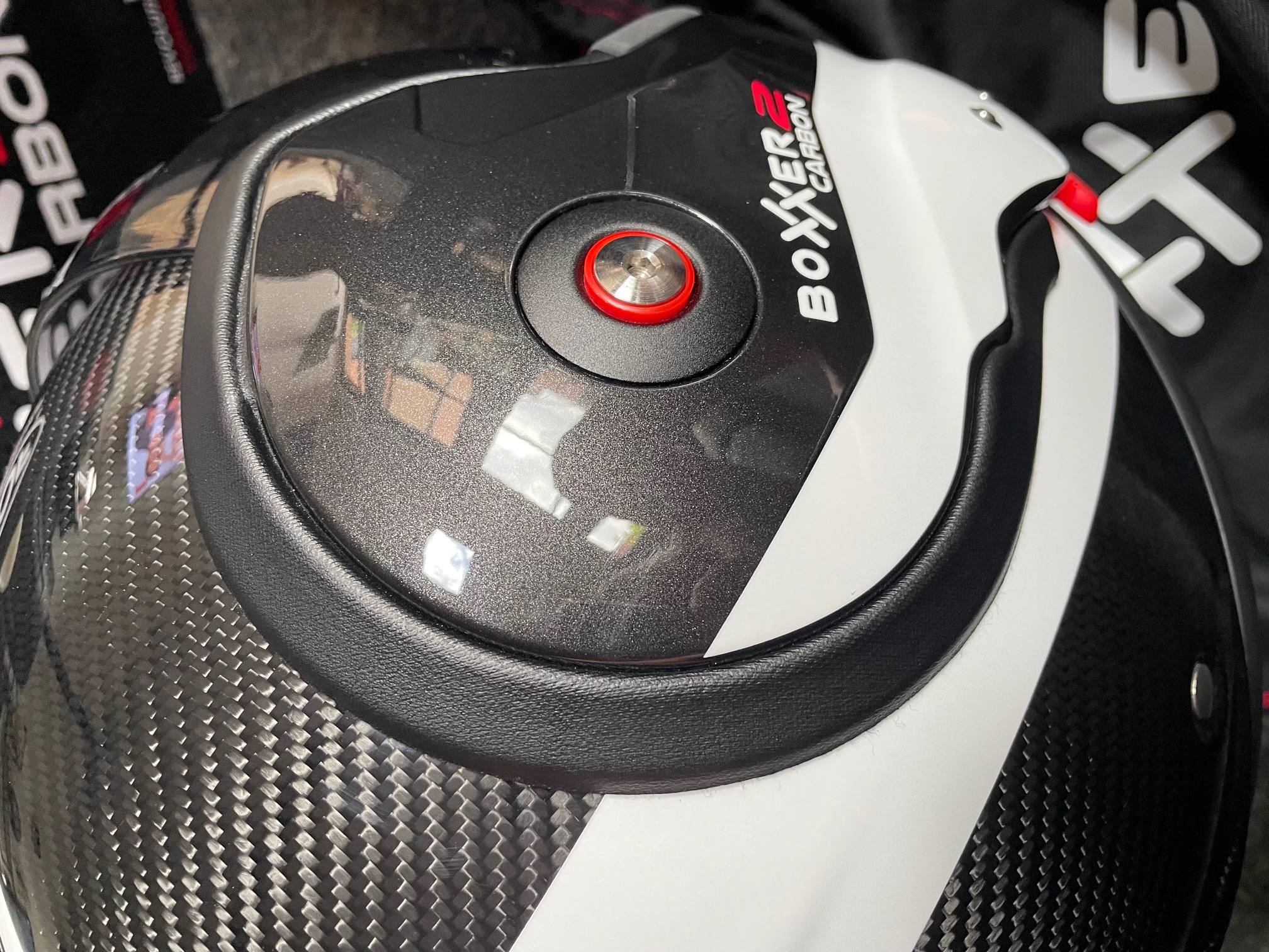 focus sur la visserie du casque Roof Boxxer 2 Carbon