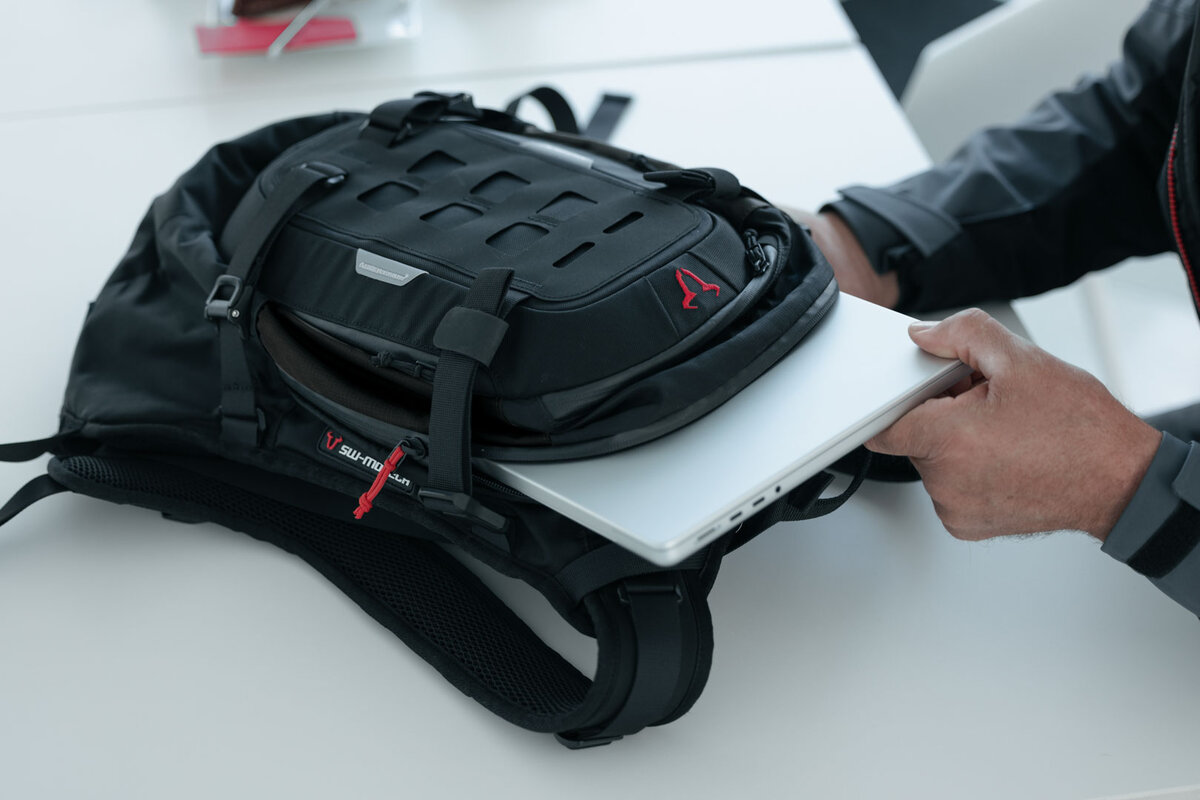 Rangement d'un PC portable dans un sac à dos moto SW-Motech