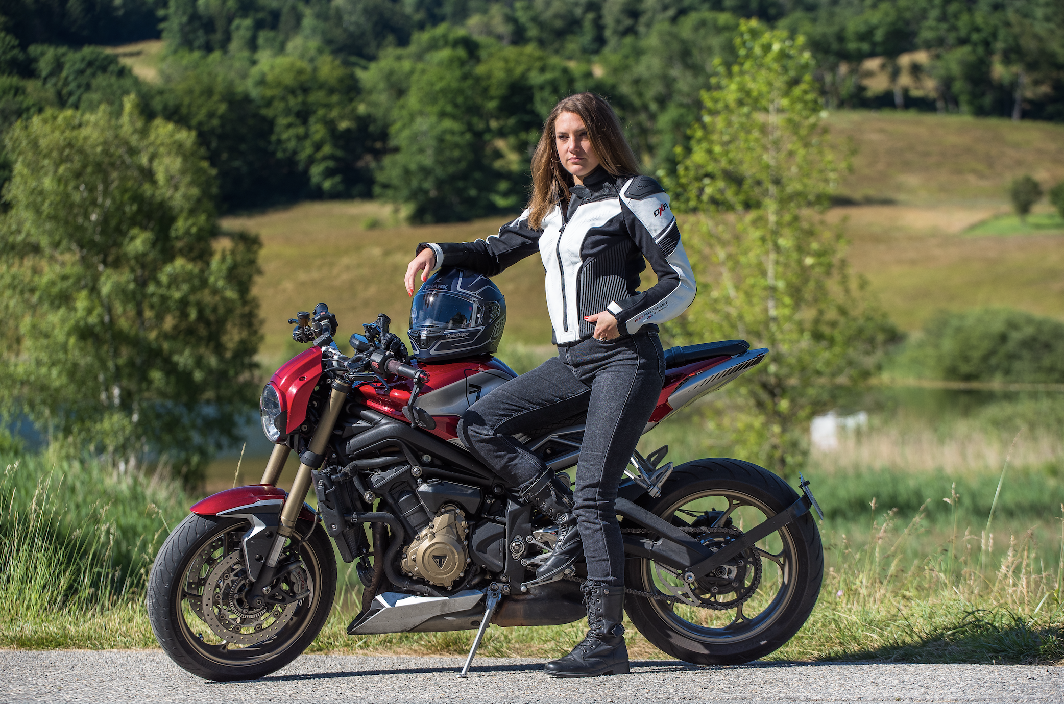 Alyson portant le blouson DXR GEODE FLEX