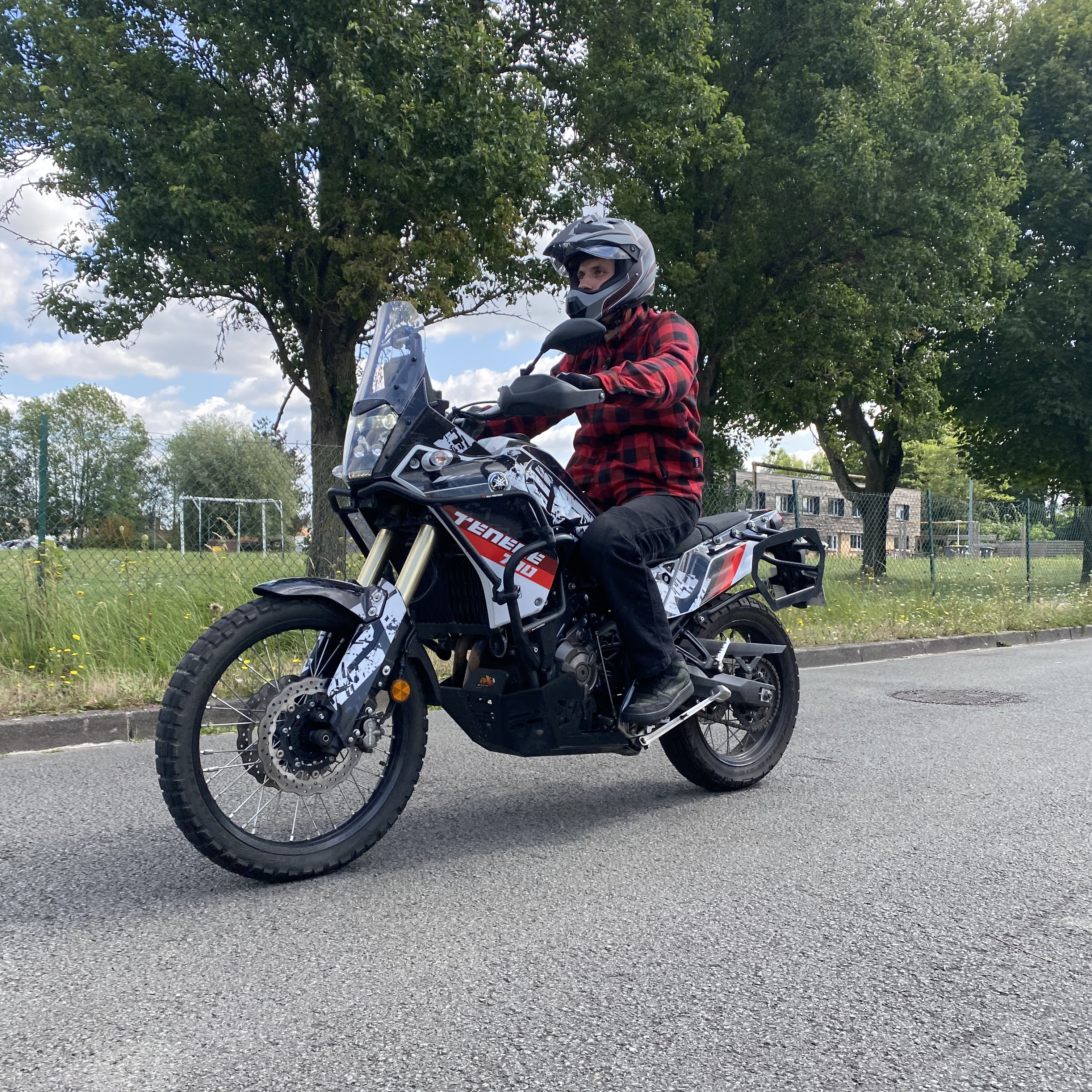 motard circulant au guidon d'une moto d'occasion