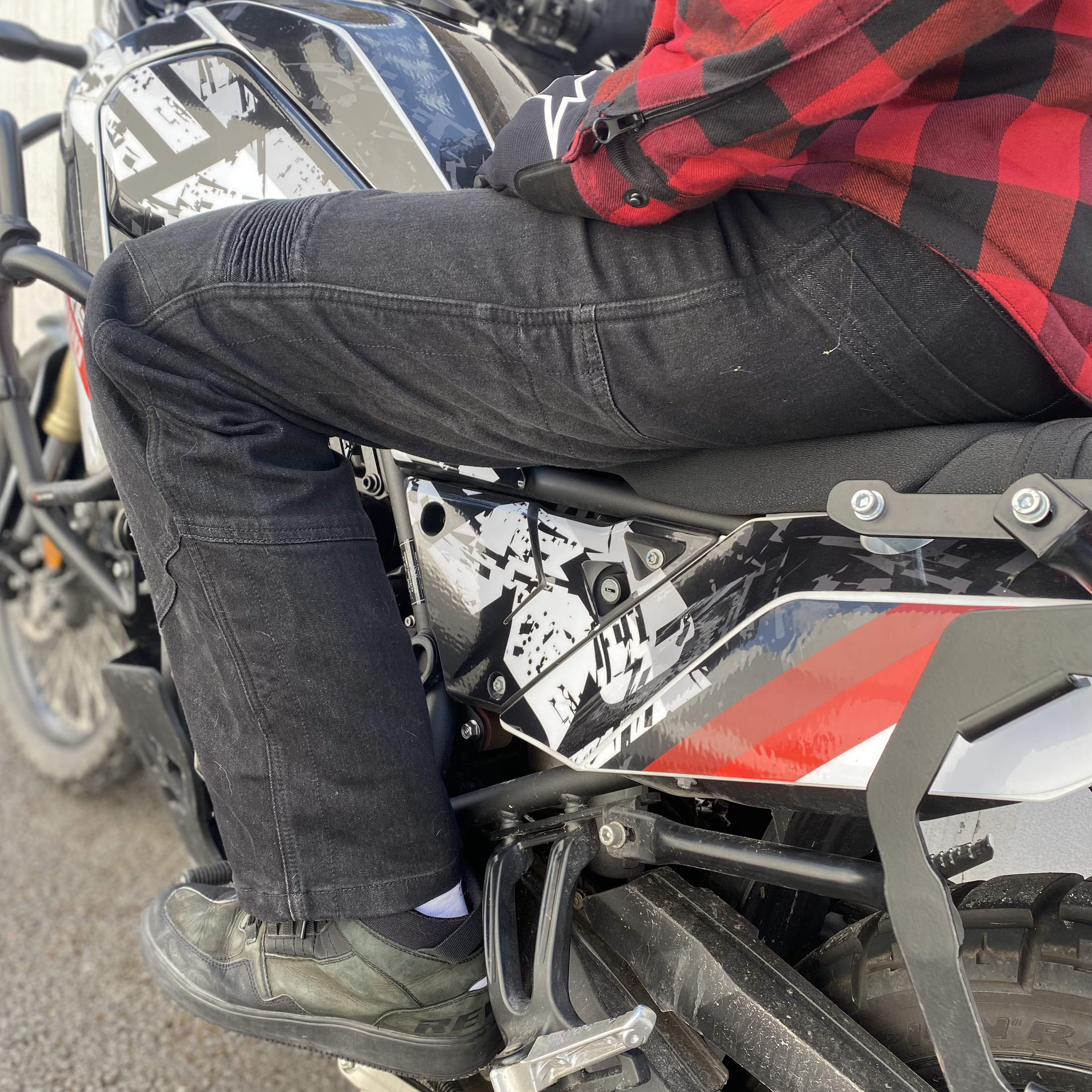 Un jean noir convient à toutes les motos 