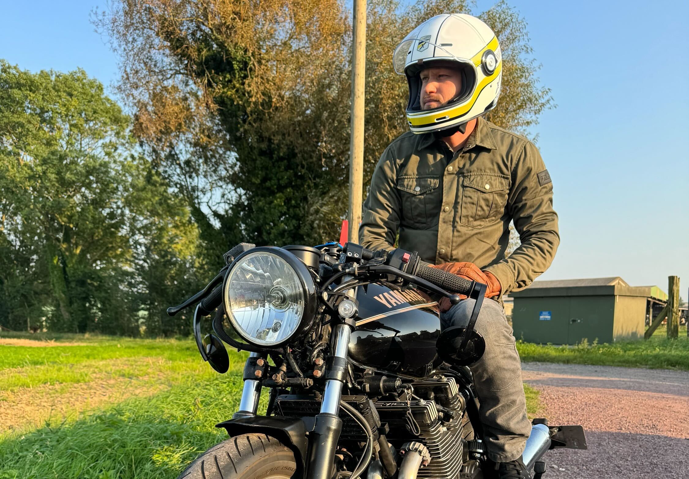 motard portant un casque intégral prêt à prendre la route