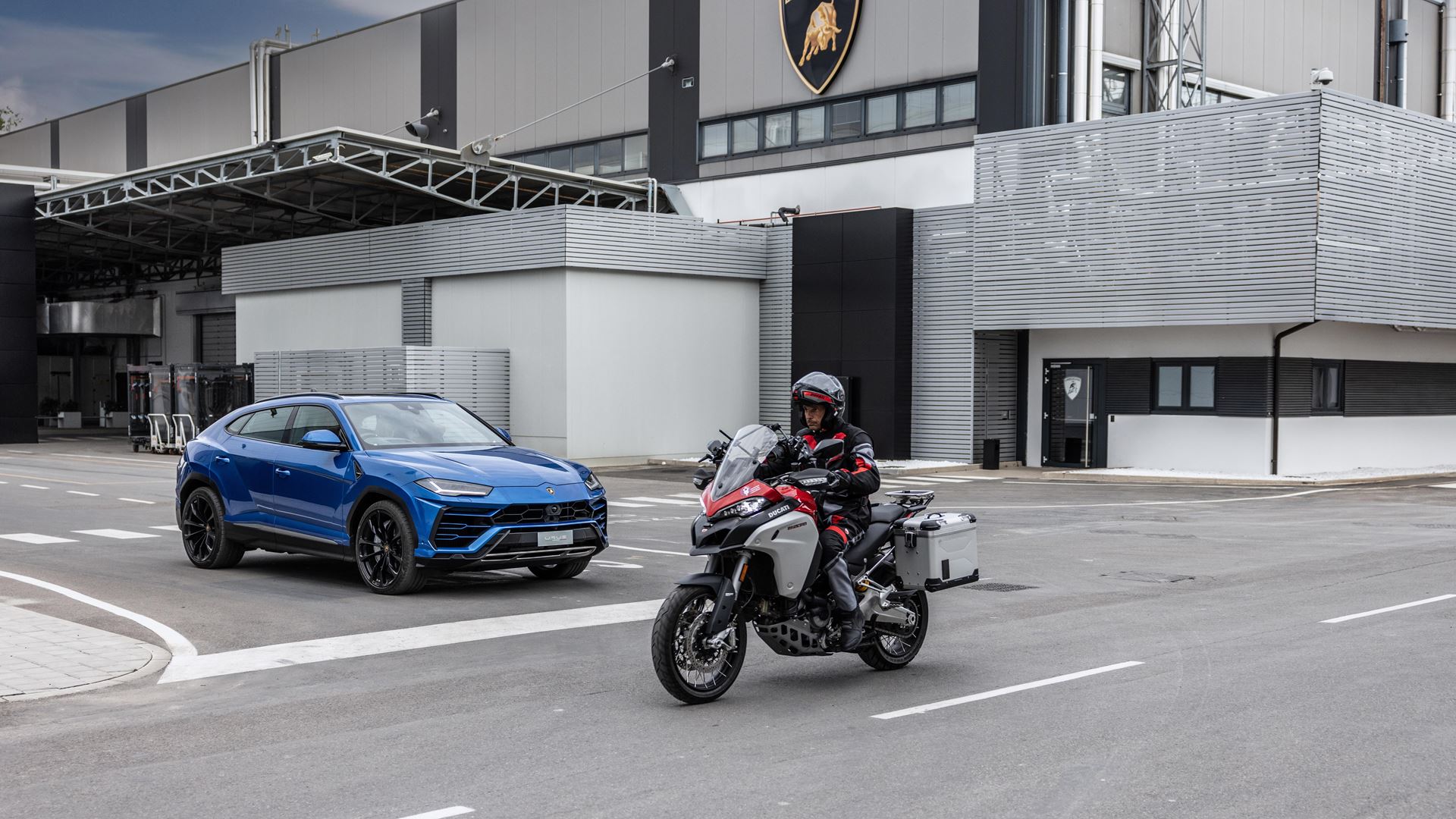 Lamborghini cédant la priorité à une Ducati, exemple de la technologie de communication V2V