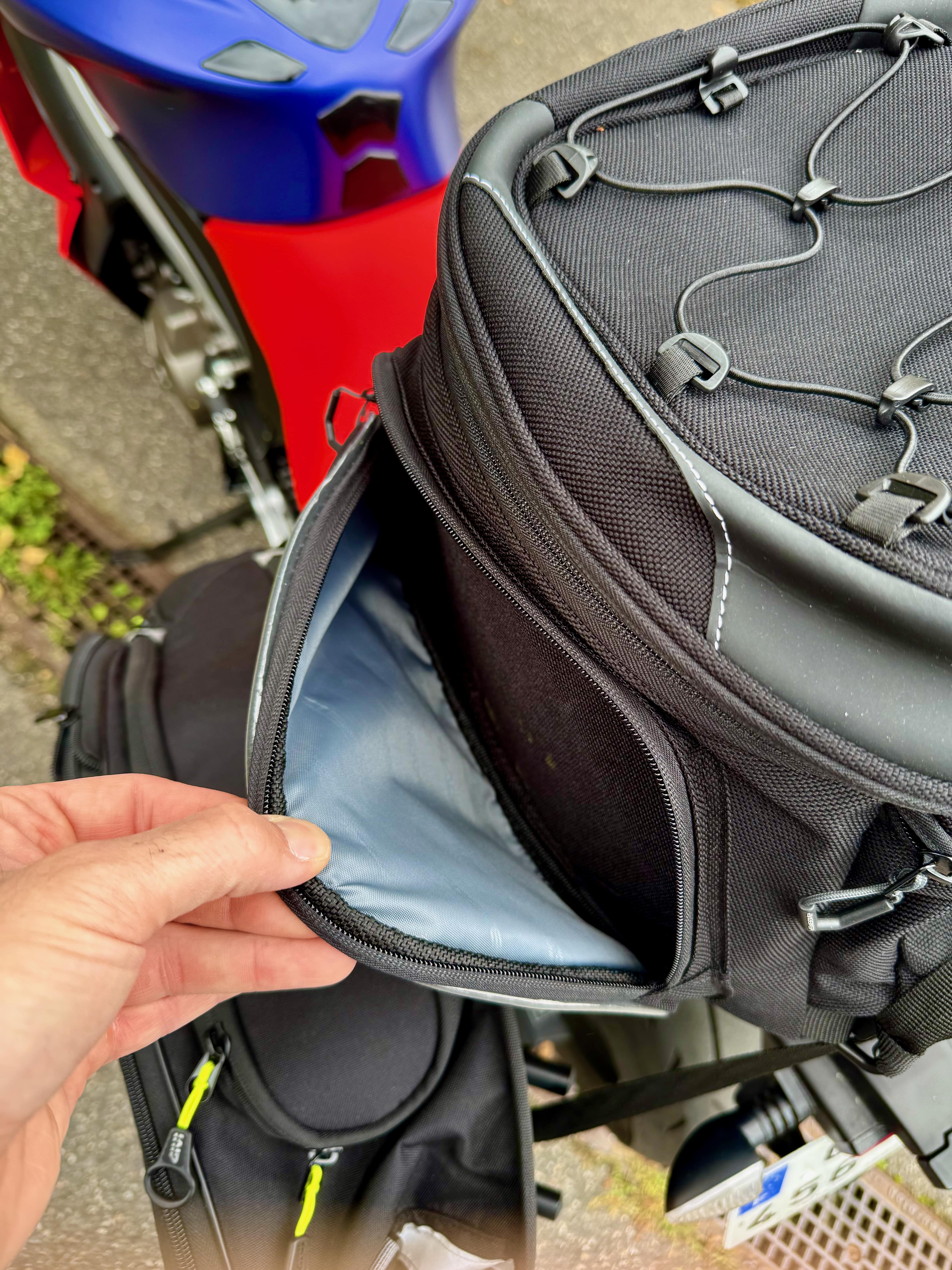 beaucoup de rangements dans la sacoche de selle Bagster X-PLORE