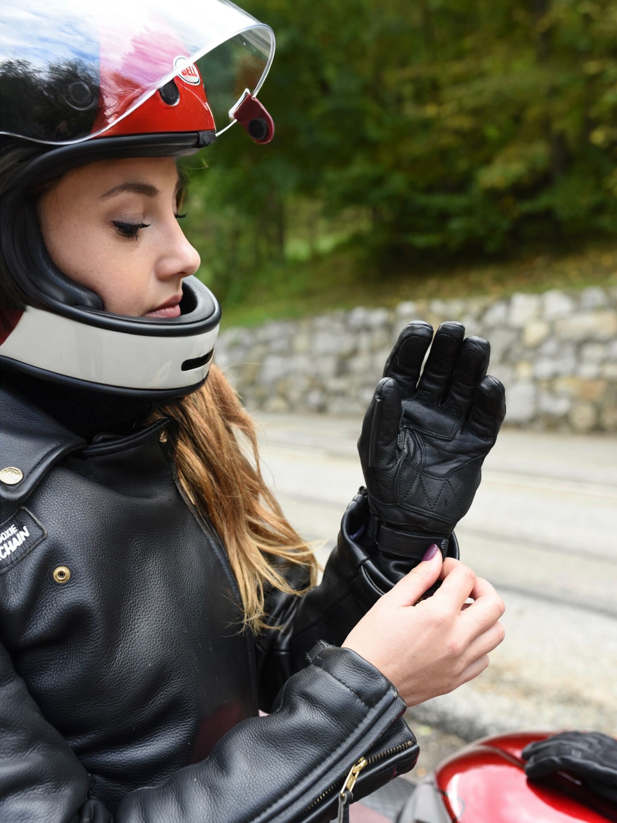 Alyson portant les gants moto DXR GENTLE