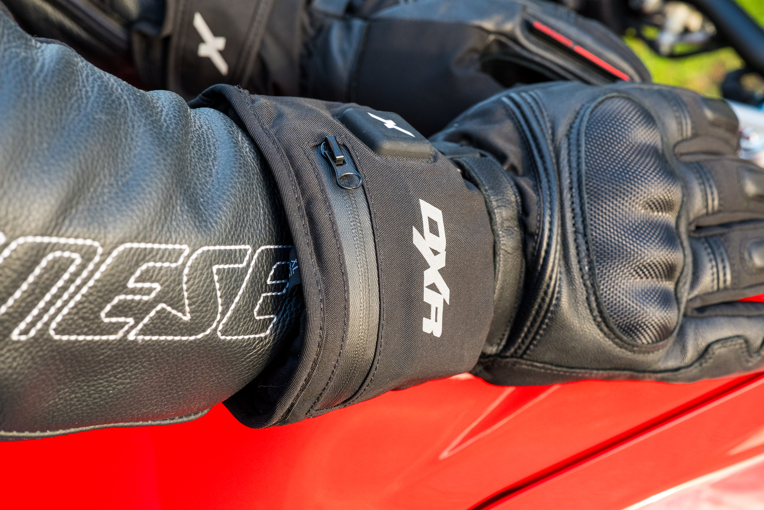 installation de la batterie des gants chauffants DXR 