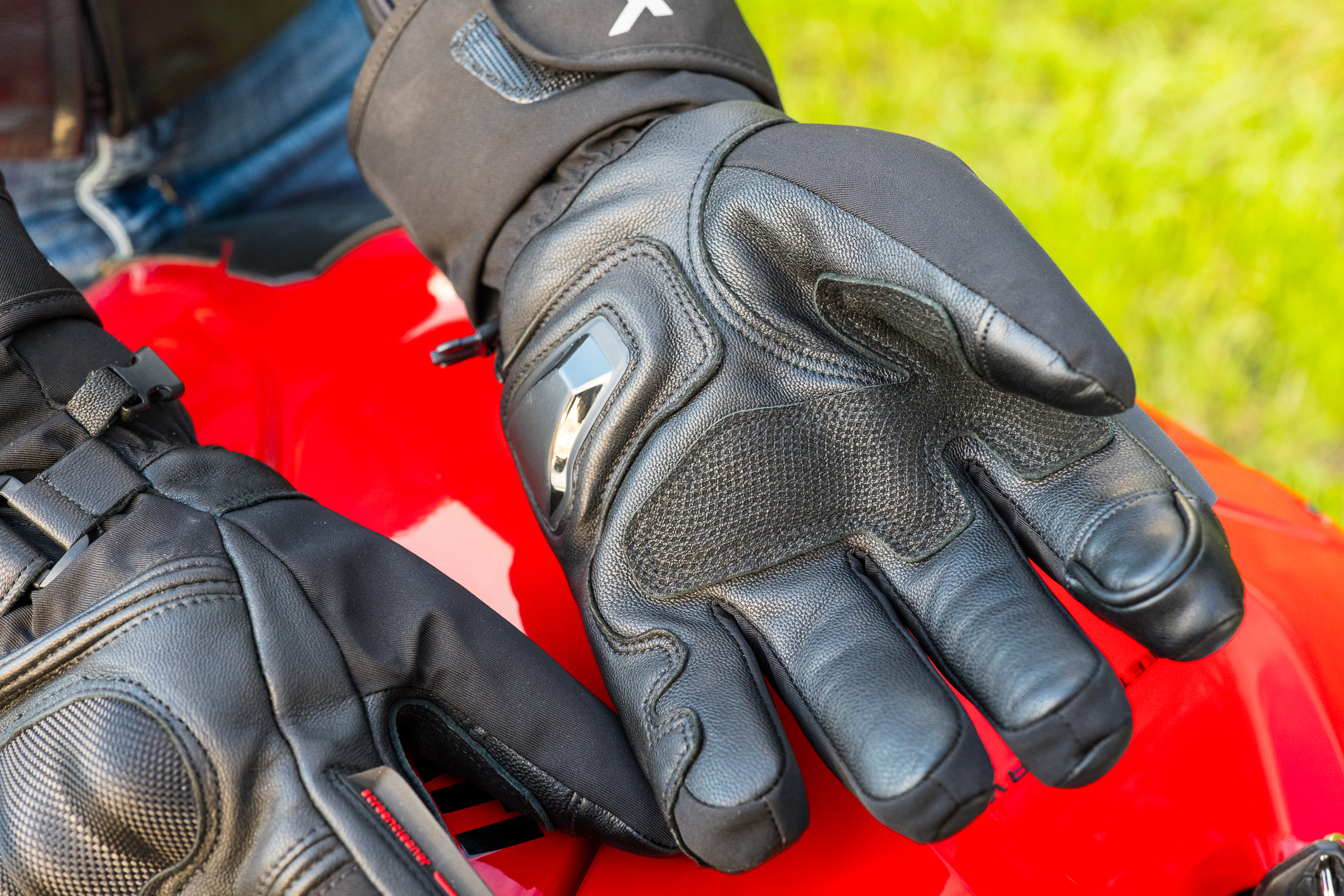 renfort au niveau du guidon pour optimiser la préhension des gants sur le guidon 