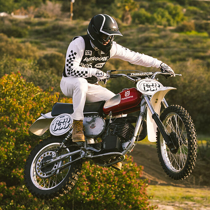 Motard en motocross ancienne portant un casque Bell Moto-3