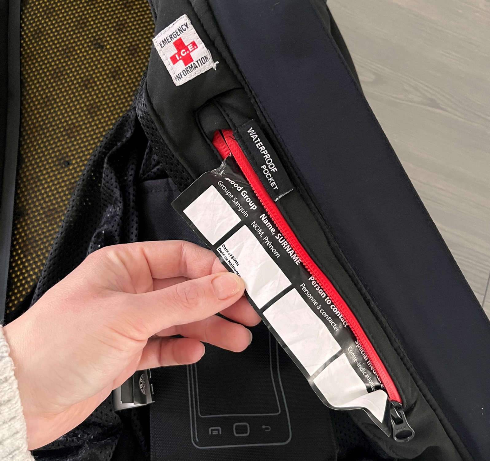 Poche avec informations personnelles et médicales