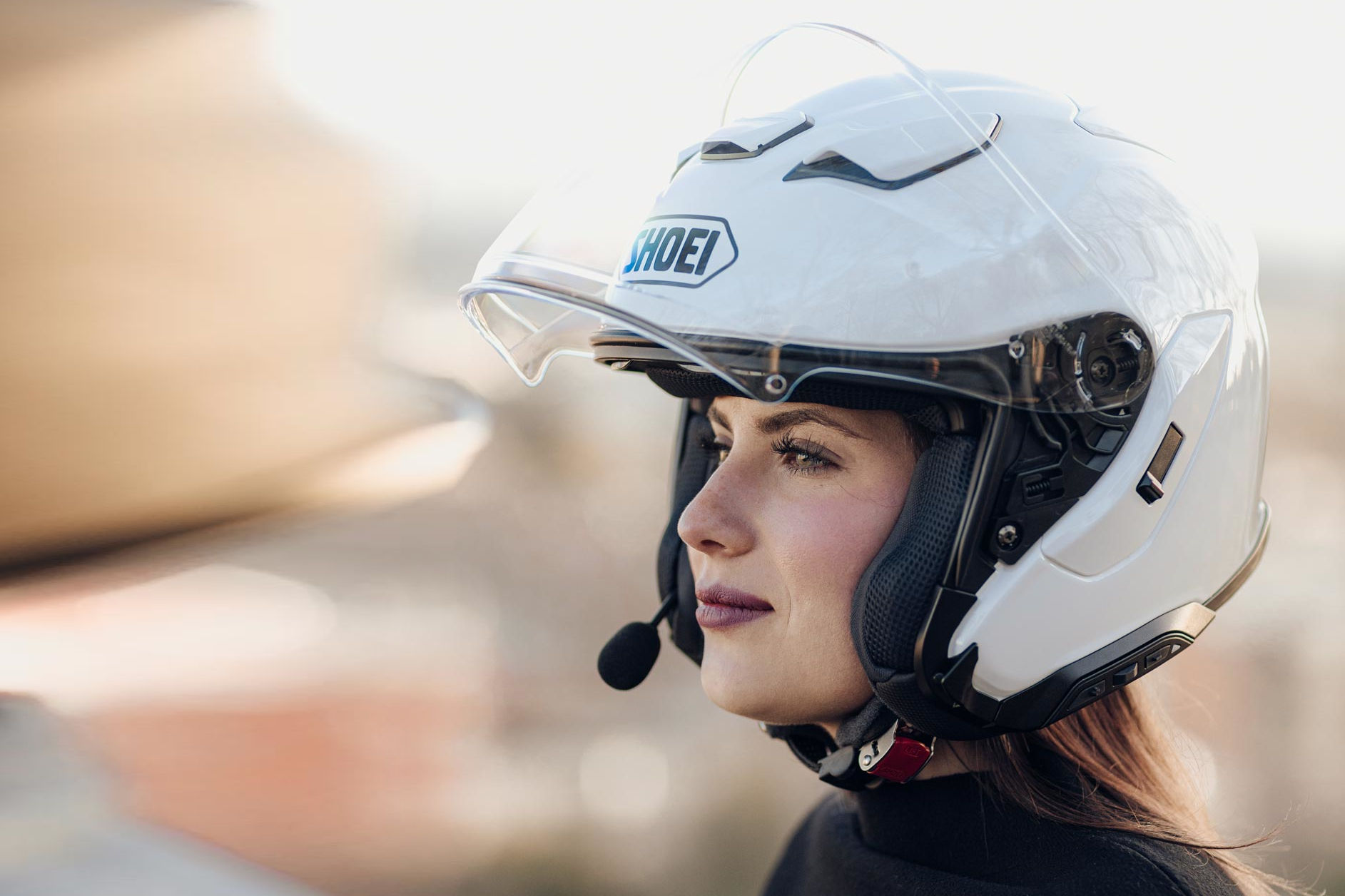 Motarde avec un casque Shoei J-Cruise 3