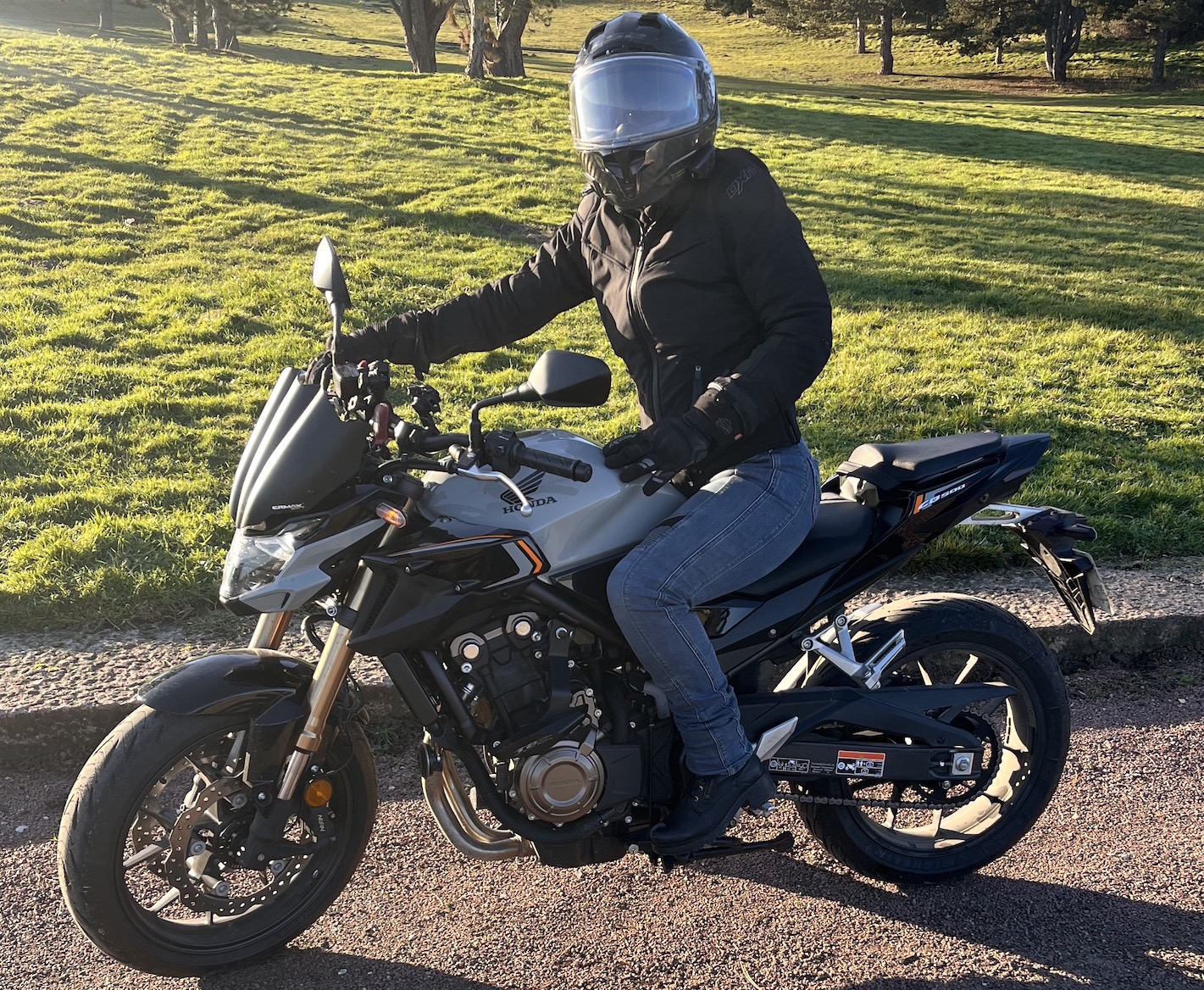 Vue de la veste DXR Loon Lady portée sur moto