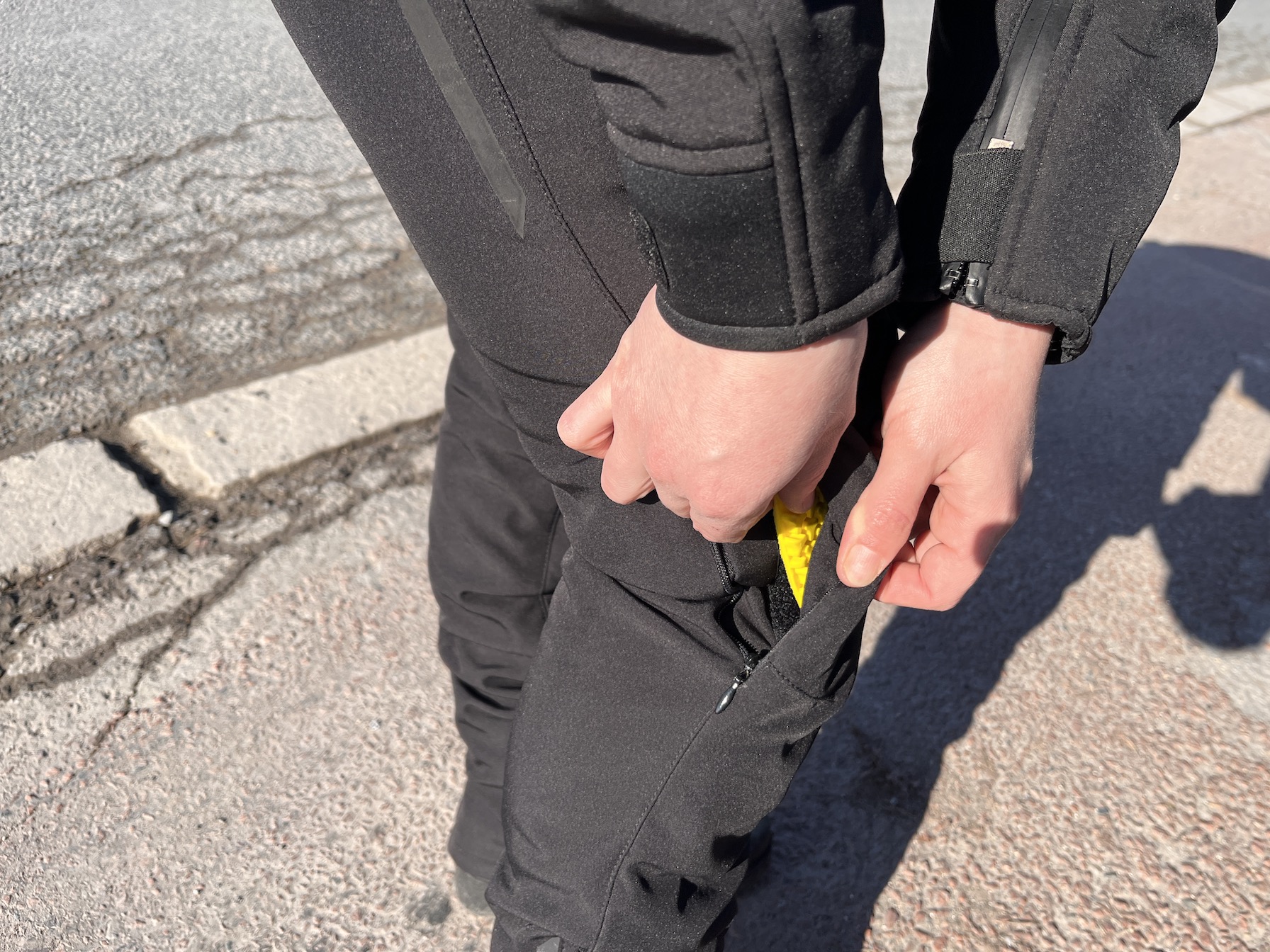 Vu des protections genoux du pantalon DXR Namaka Lady