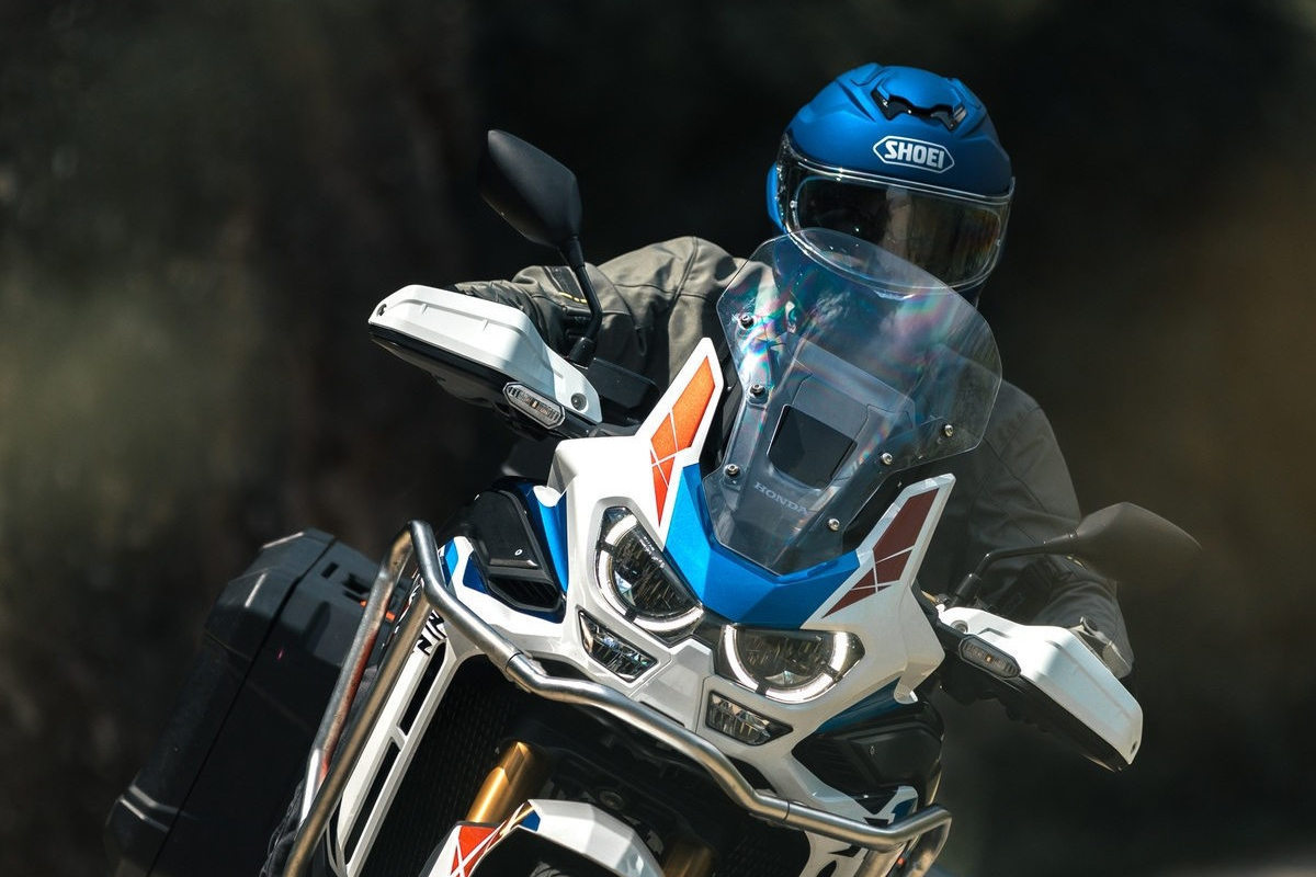 Le meilleur casque intégral moto Shoei GT-Air 3 à l'œuvre sur une Honda Africa Twin