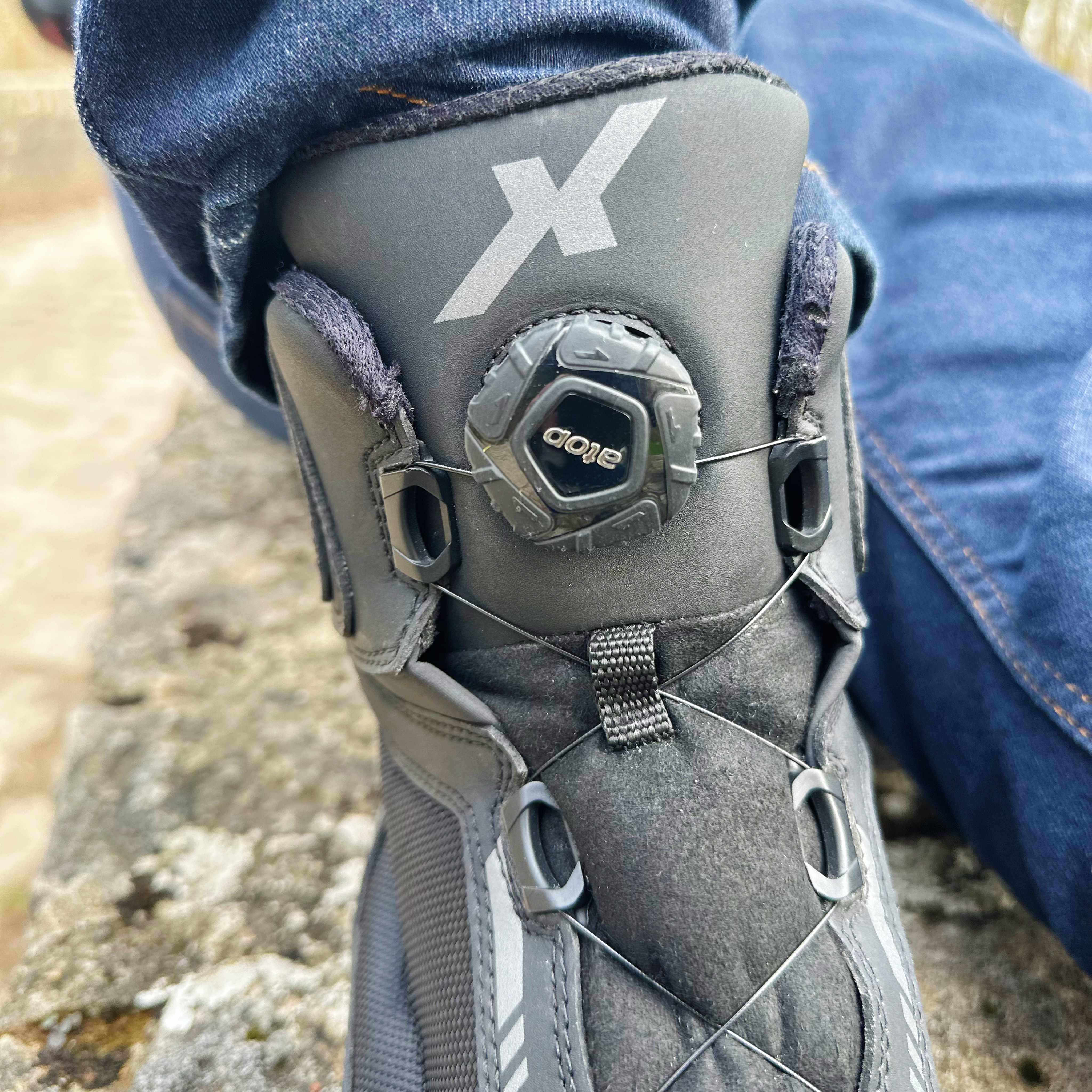 Système de laçage facile ATOP avec sa molette micrométrique sur les baskets DXR firedrop