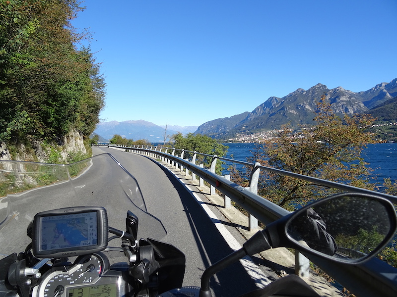 Vue d'une route sinueuse pendant road-trip moto