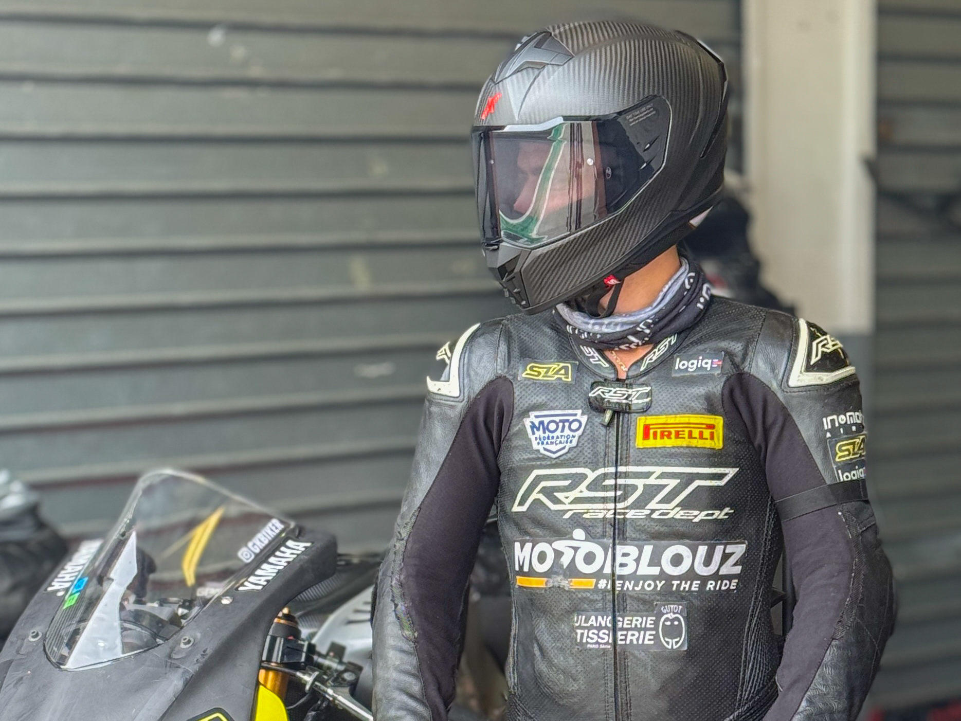 en tenue complète de circuit, casque Dexter au crâne !