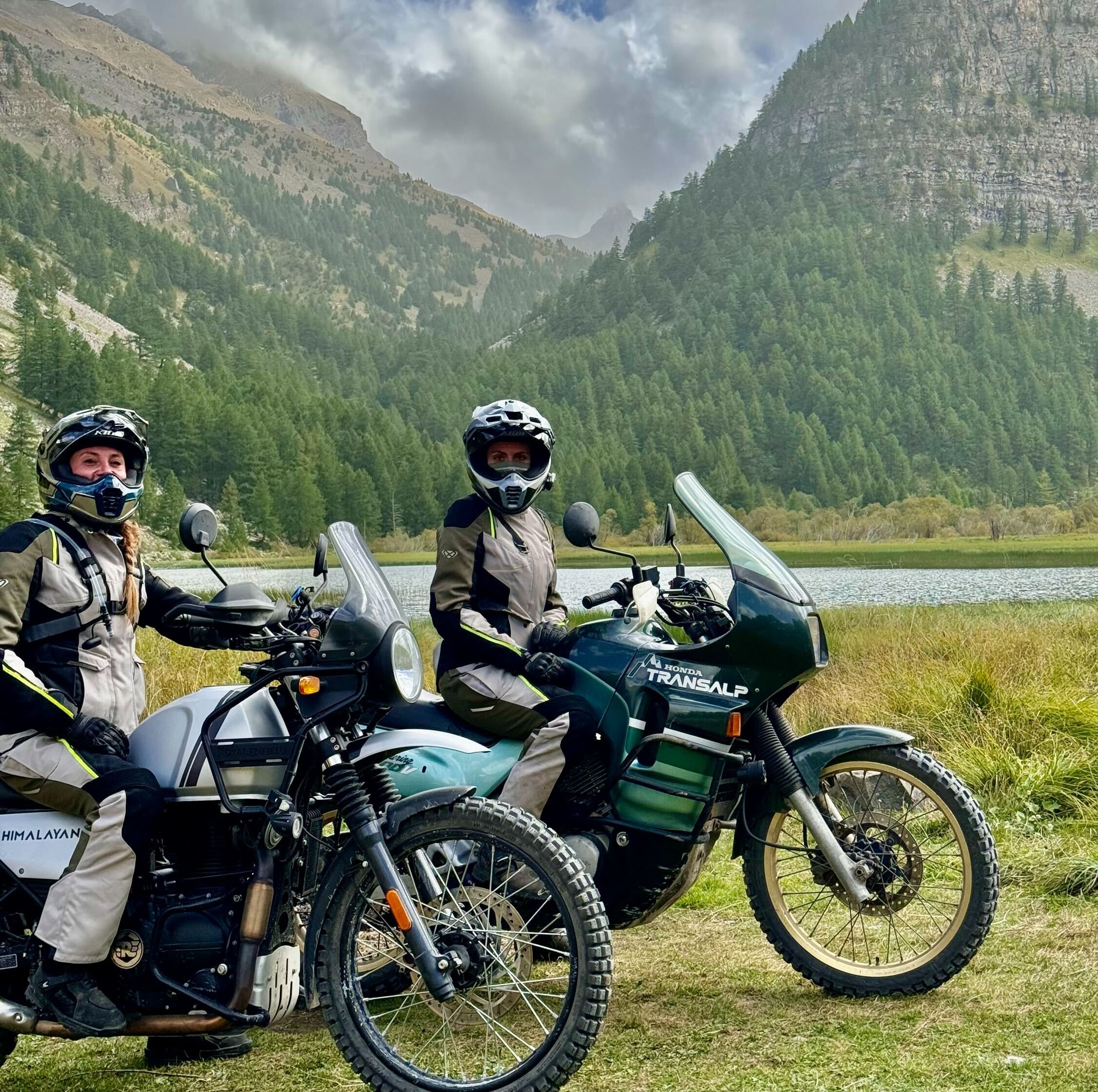 Deux motardes sur leur moto lors d'un road-trip