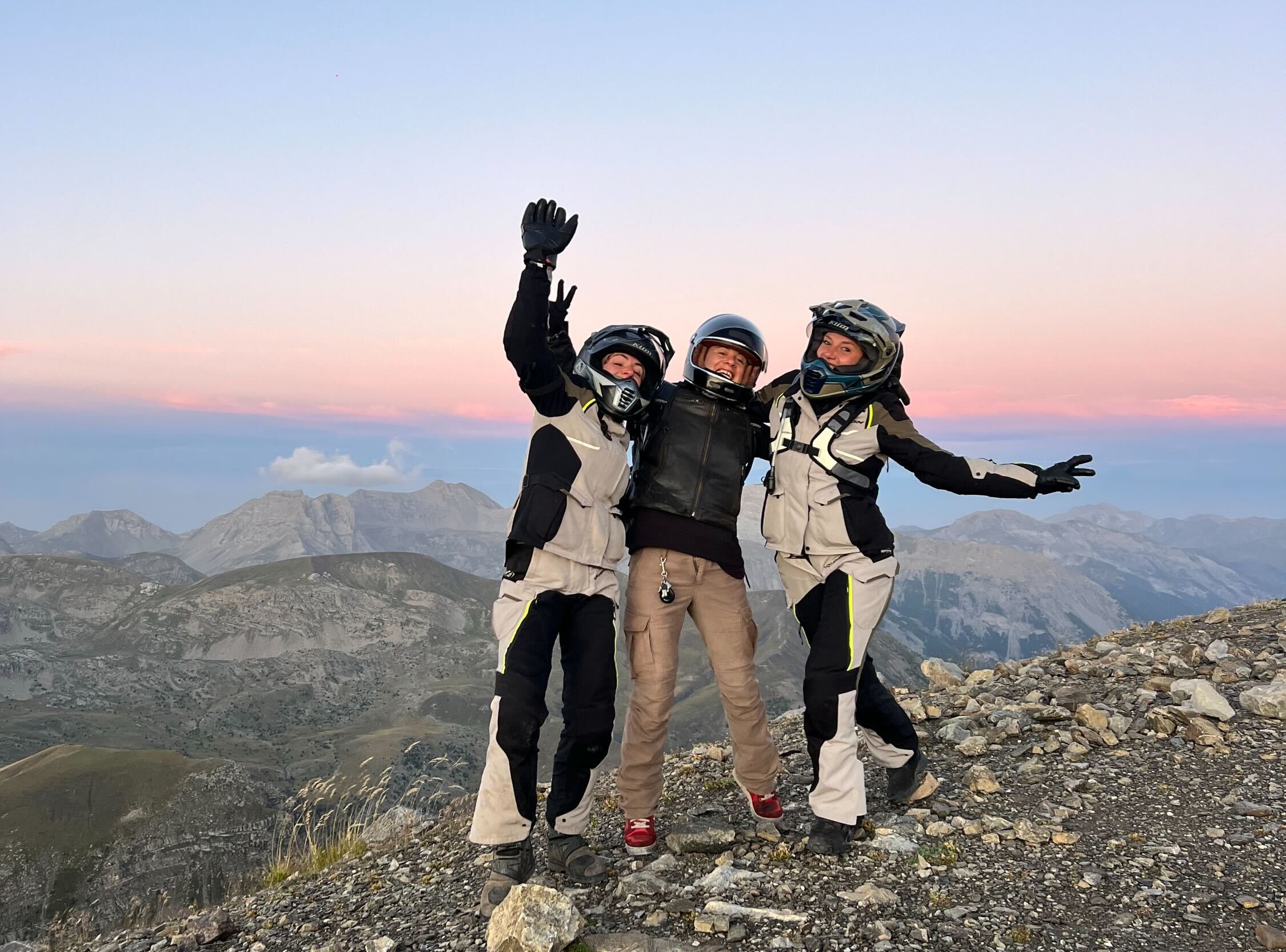 Trois motardes lors d'un road-trip moto à la montagne