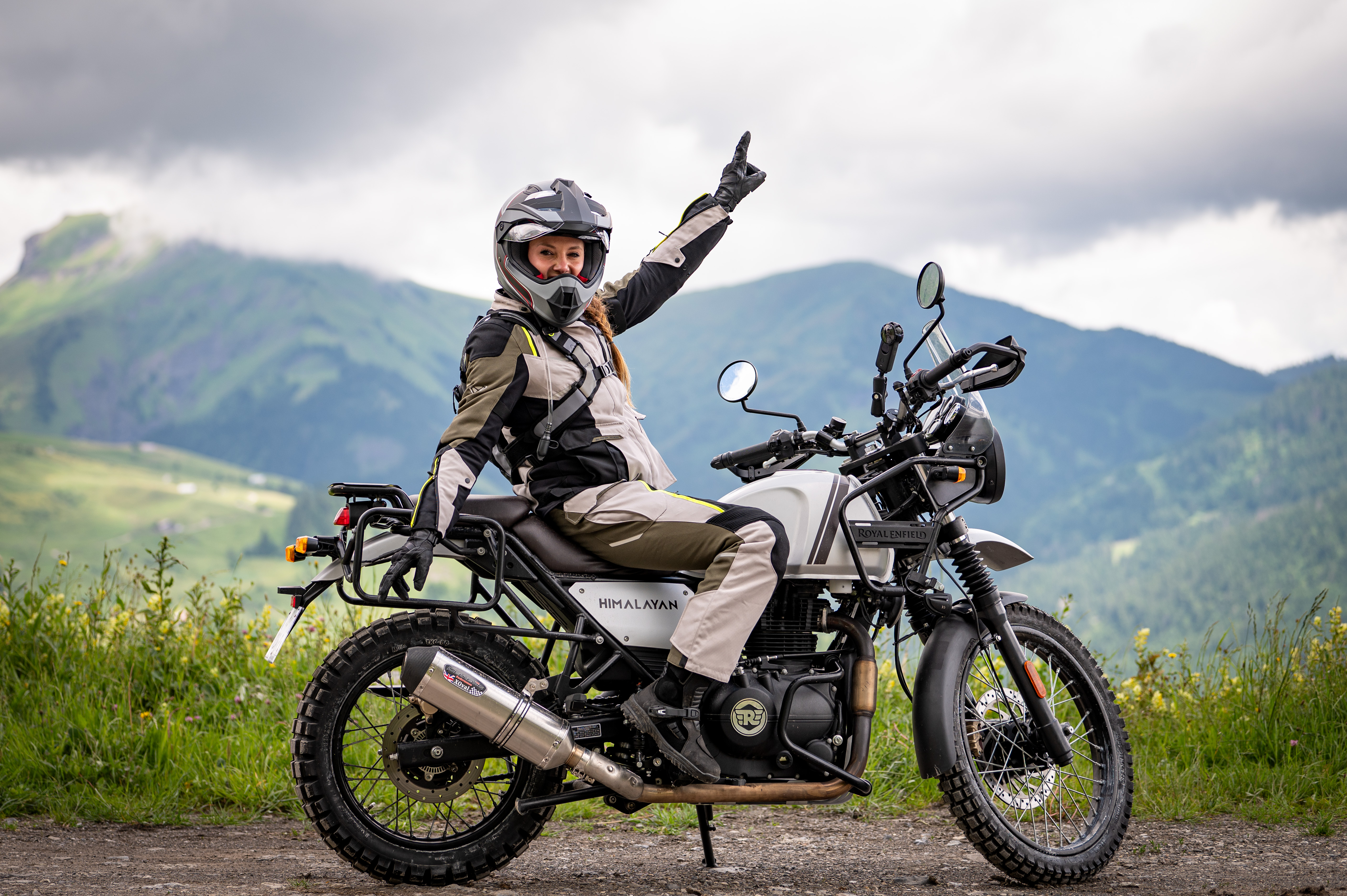 motarde en road-trip à la montagne