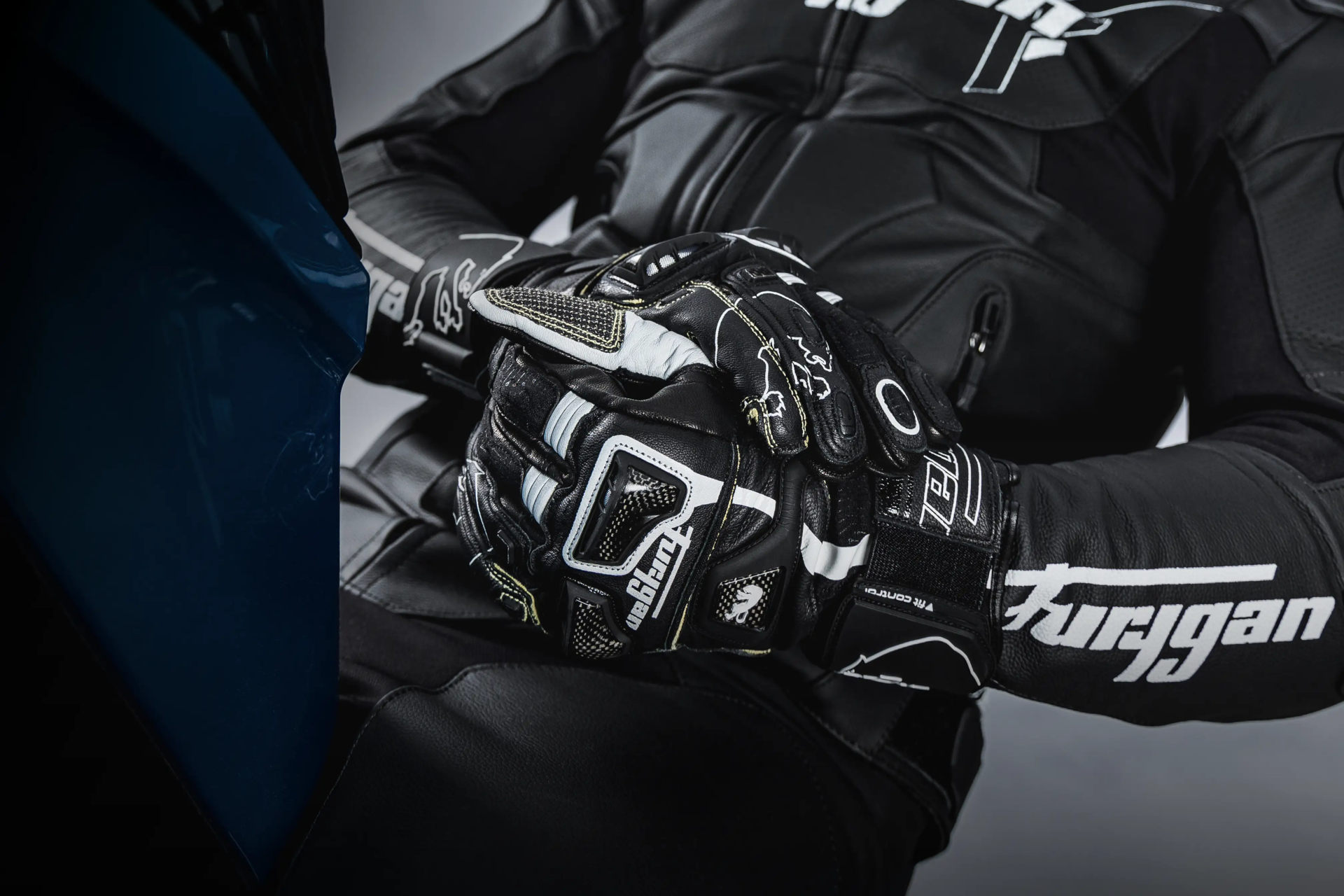 Gants moto racing équipés de coques en carbone et Kevlar