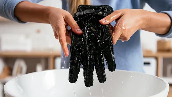 Gant moto lavé dans une bassine
