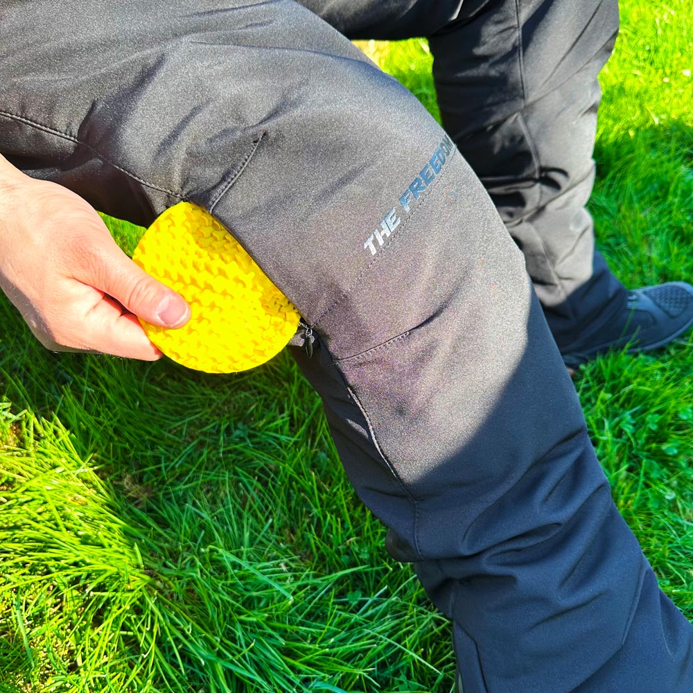 Présentation des protection genoux accessibles par l'extérieur sur le pantalon moto DXR Tauri