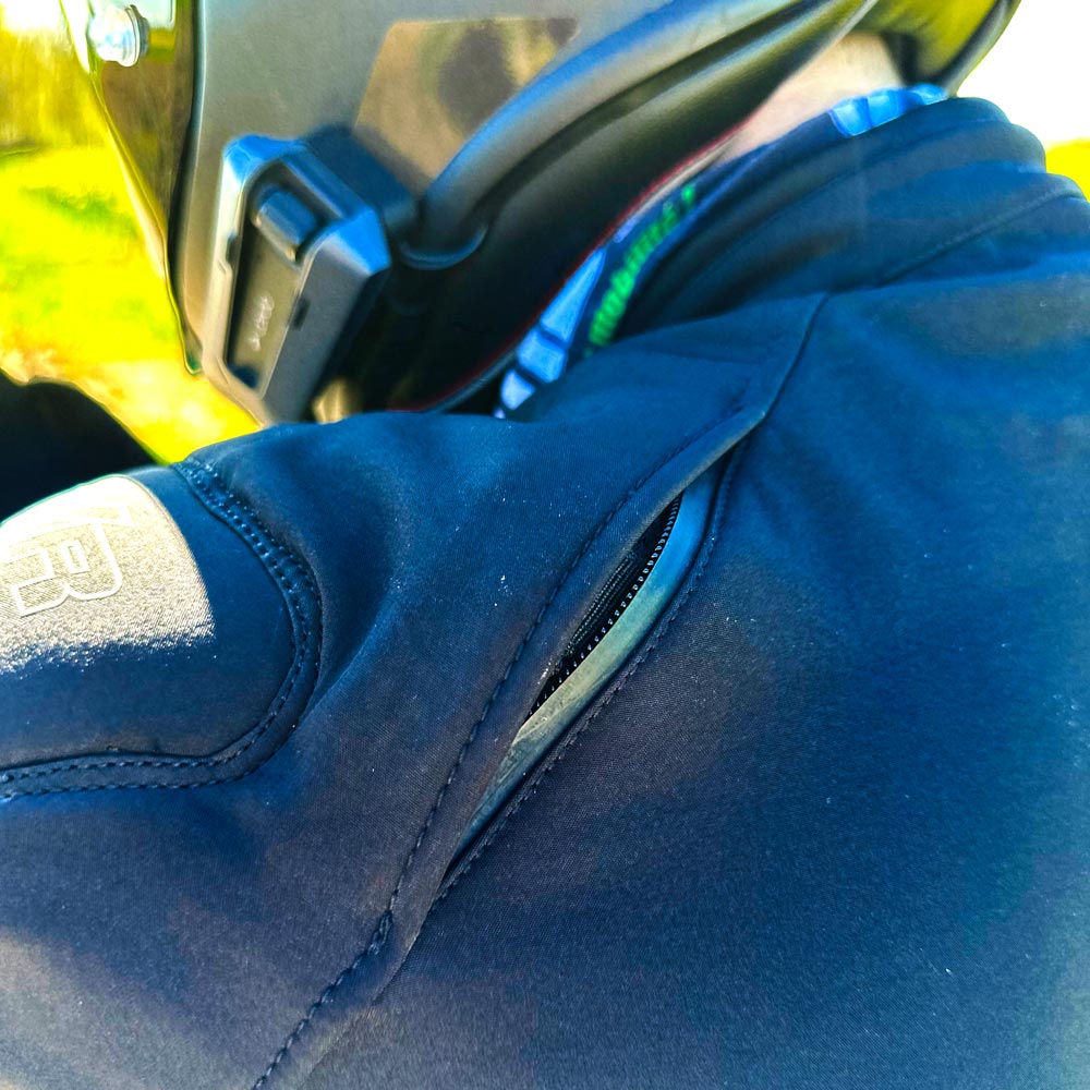 Présentation de l'aérateur zippé sur la partie arrière de la veste moto DXR Line