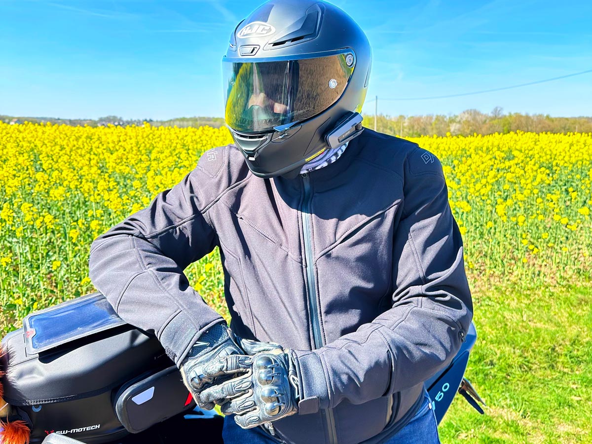 Présentation de la Veste moto mi-saison DXR Line en matériaux Softshell de couleur noire