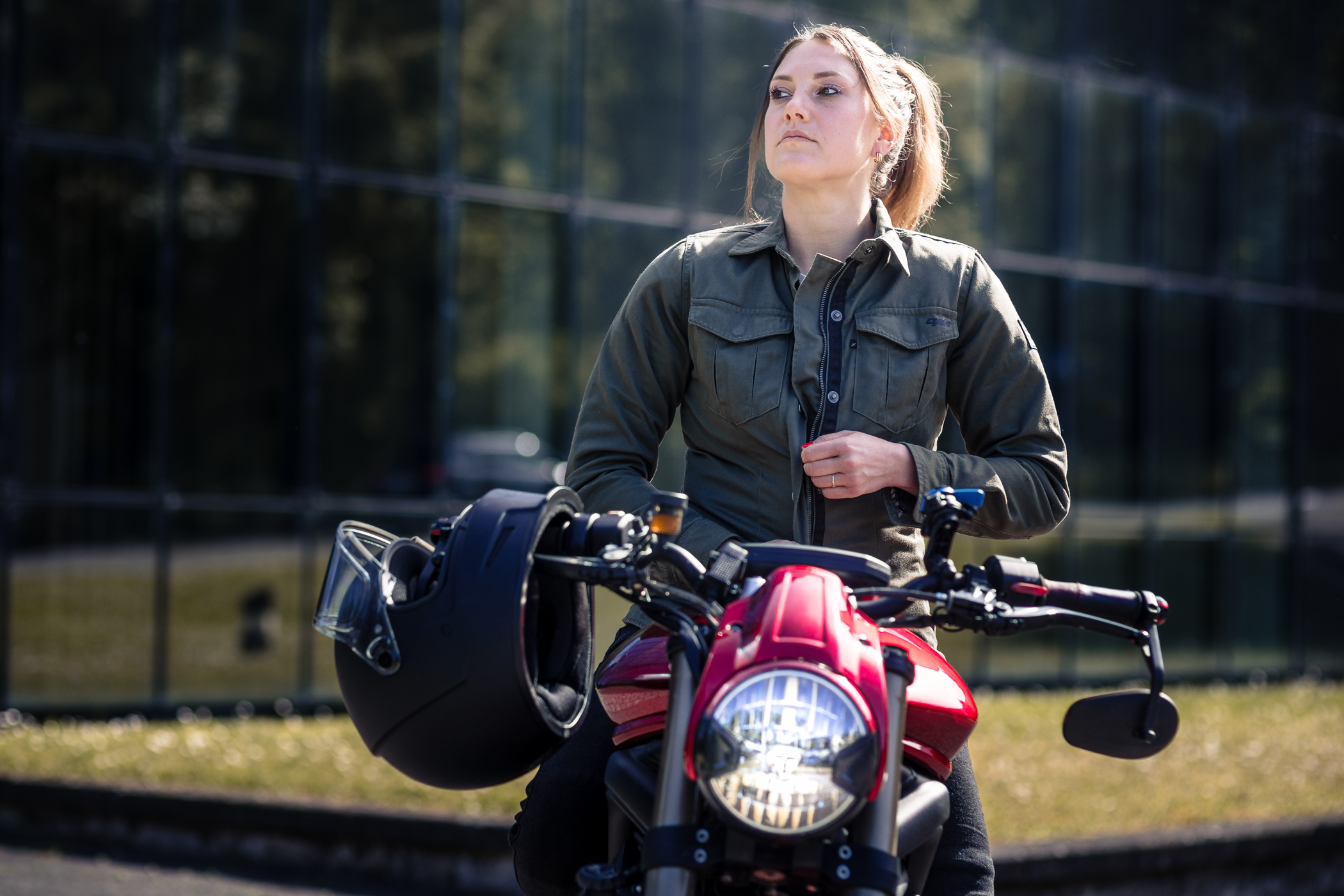 Alyson Aigrin avec un blouson moto textile DXR stylé