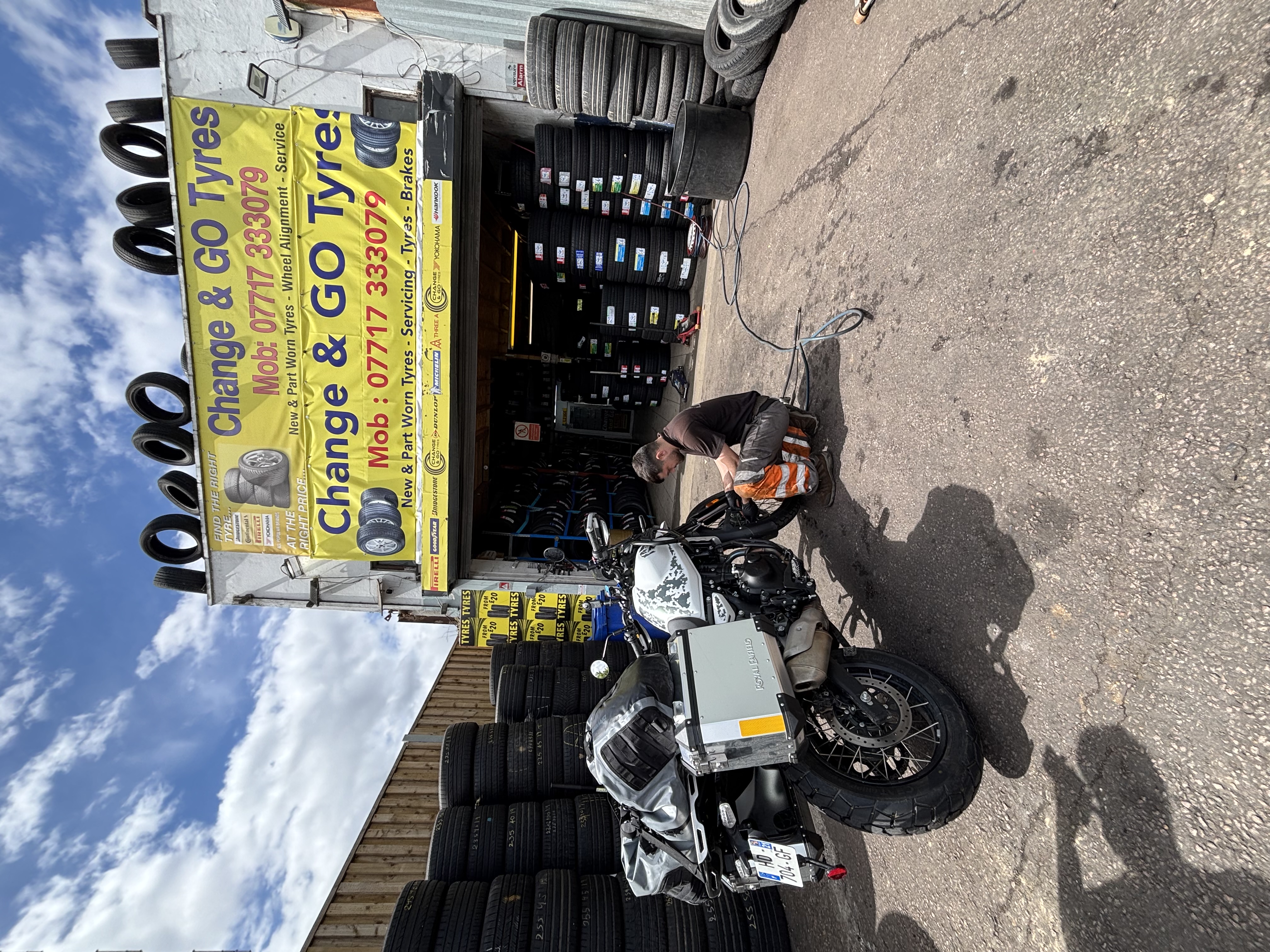 Premier jour en direction du Tourist Trophy : changement de pneu moto pour Alyson