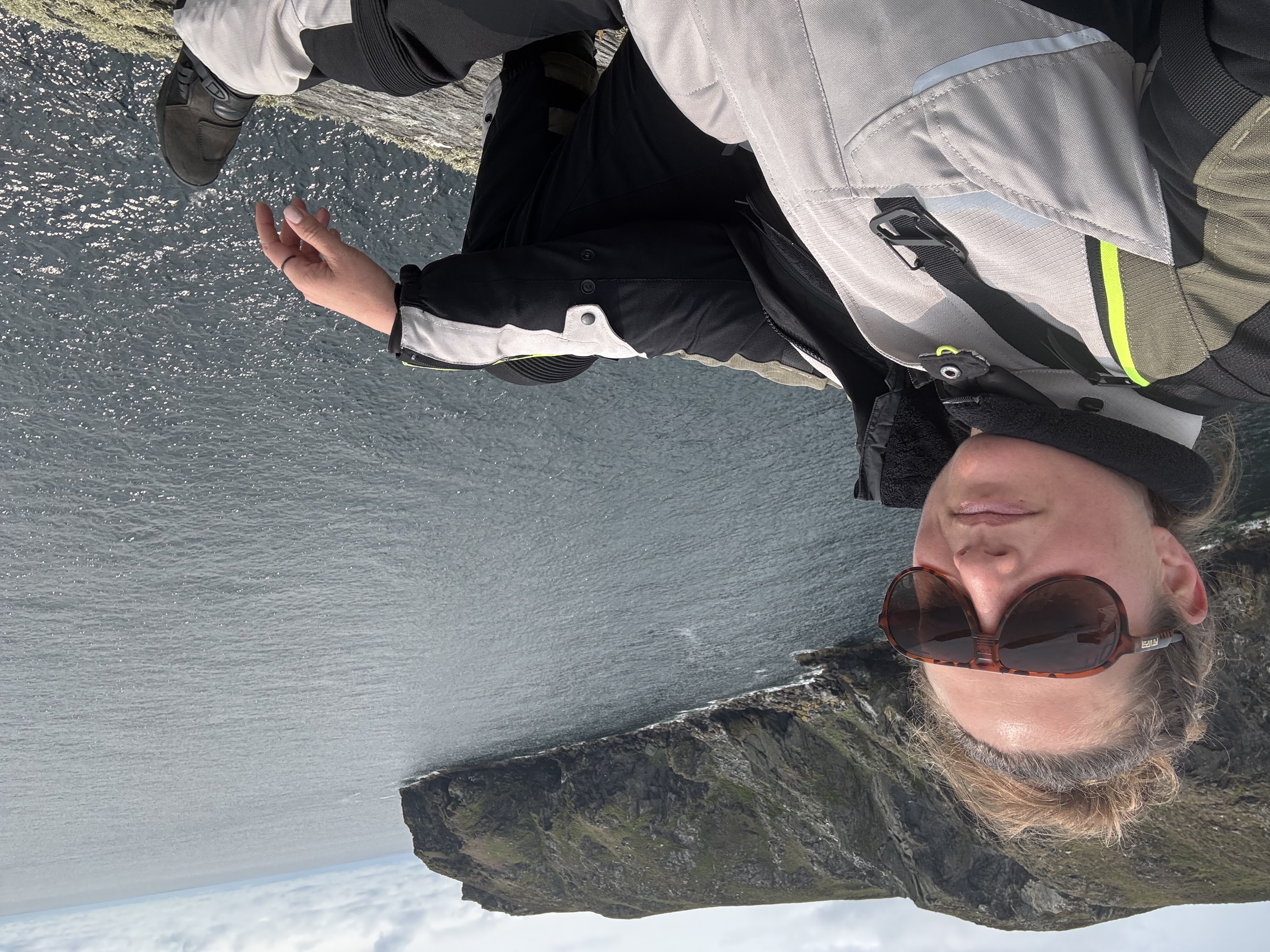 Alyson pose devant une crique de l'île de Man