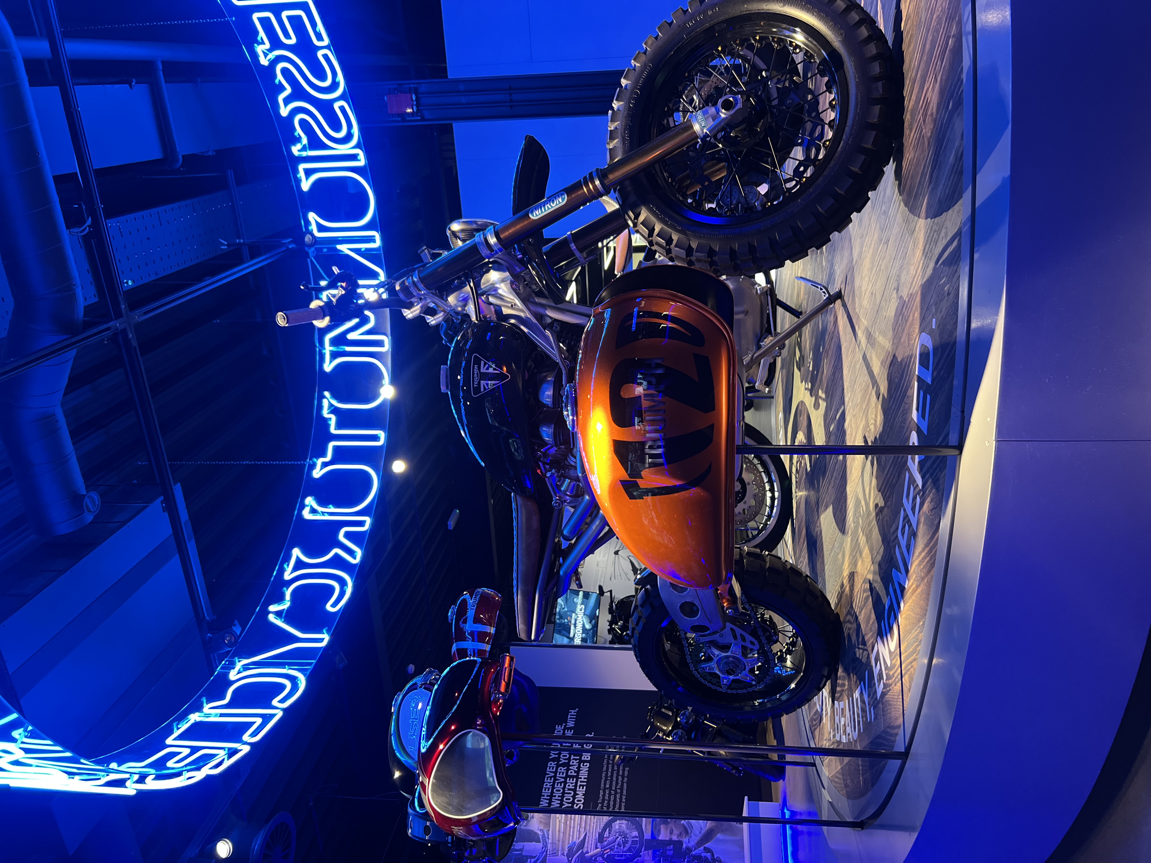 Visite de l'usine Triumph : moto exposée