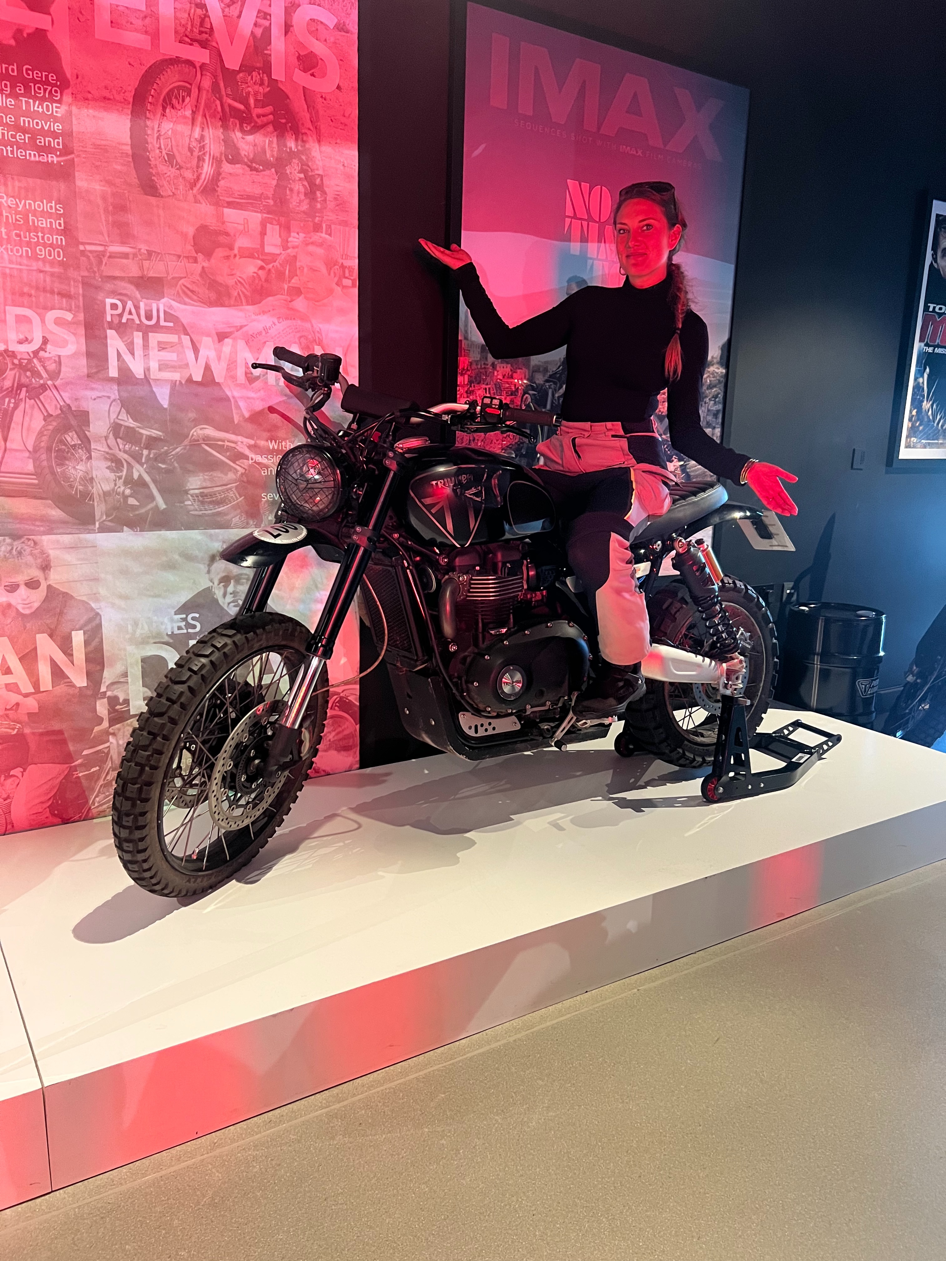 Visite de l'usine Triumph : Alsyon pose sur une moto
