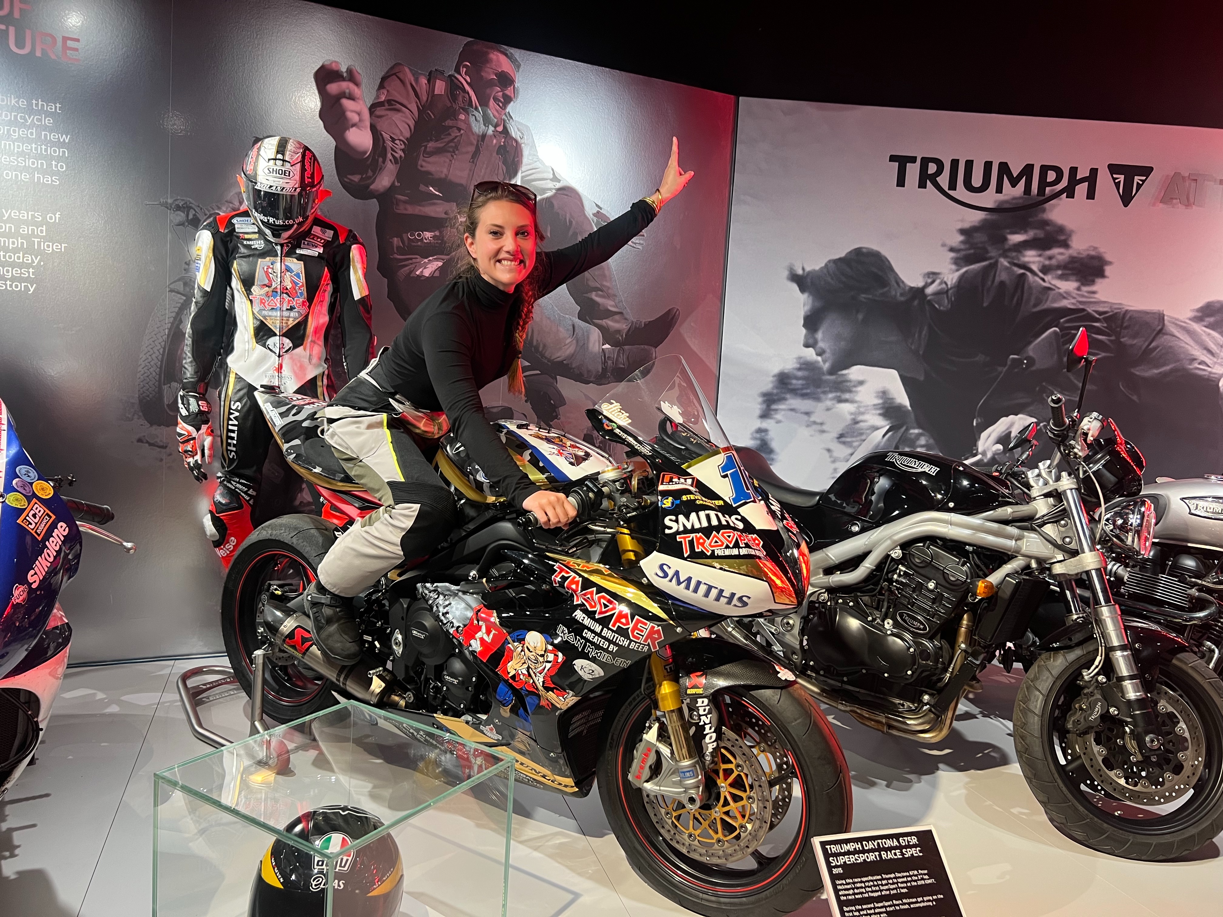 Visite de l'usine Triumph : Alyson pose sur une deuxième moto