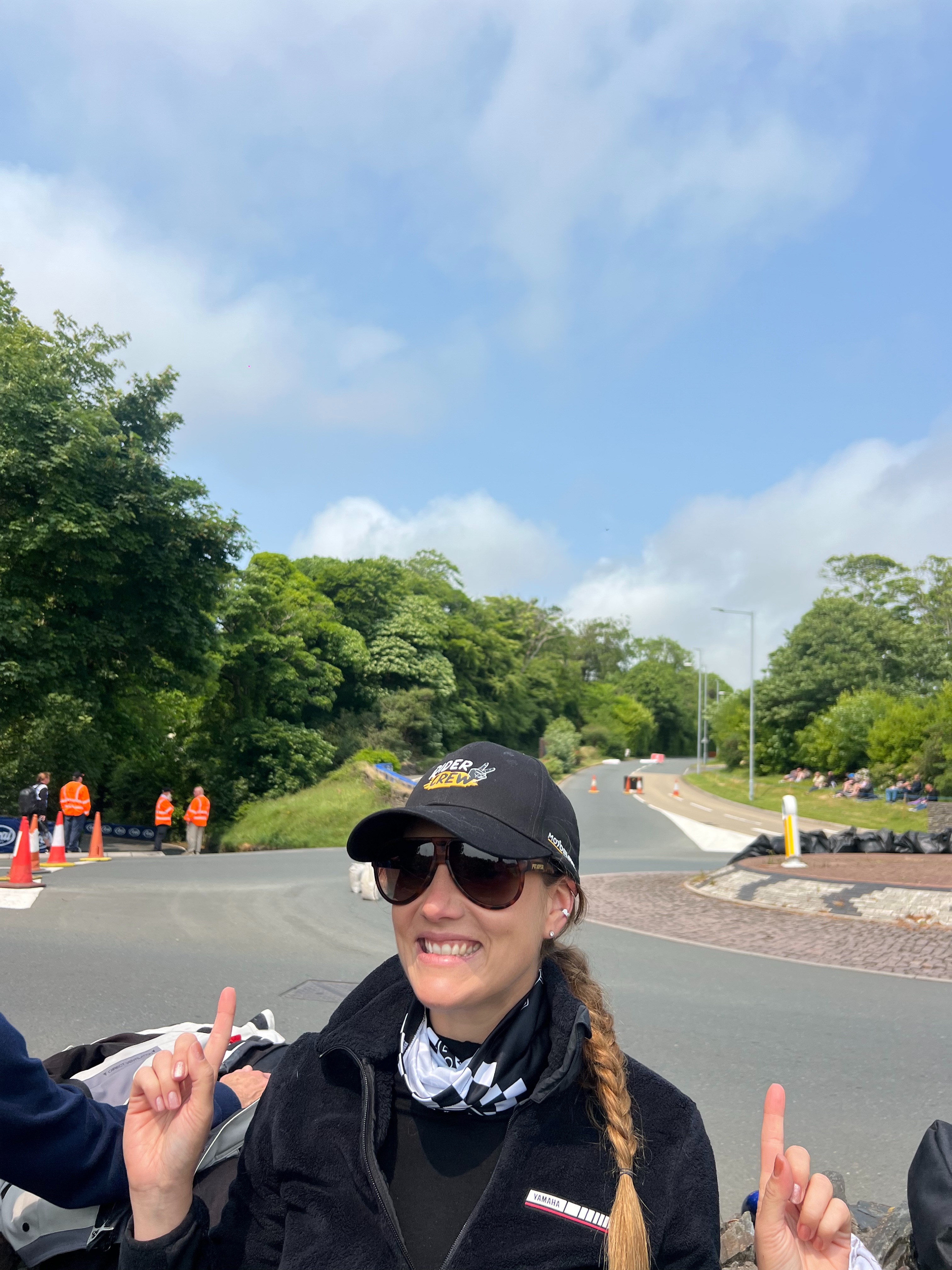 Alyson devant une route du Tourist Trophy