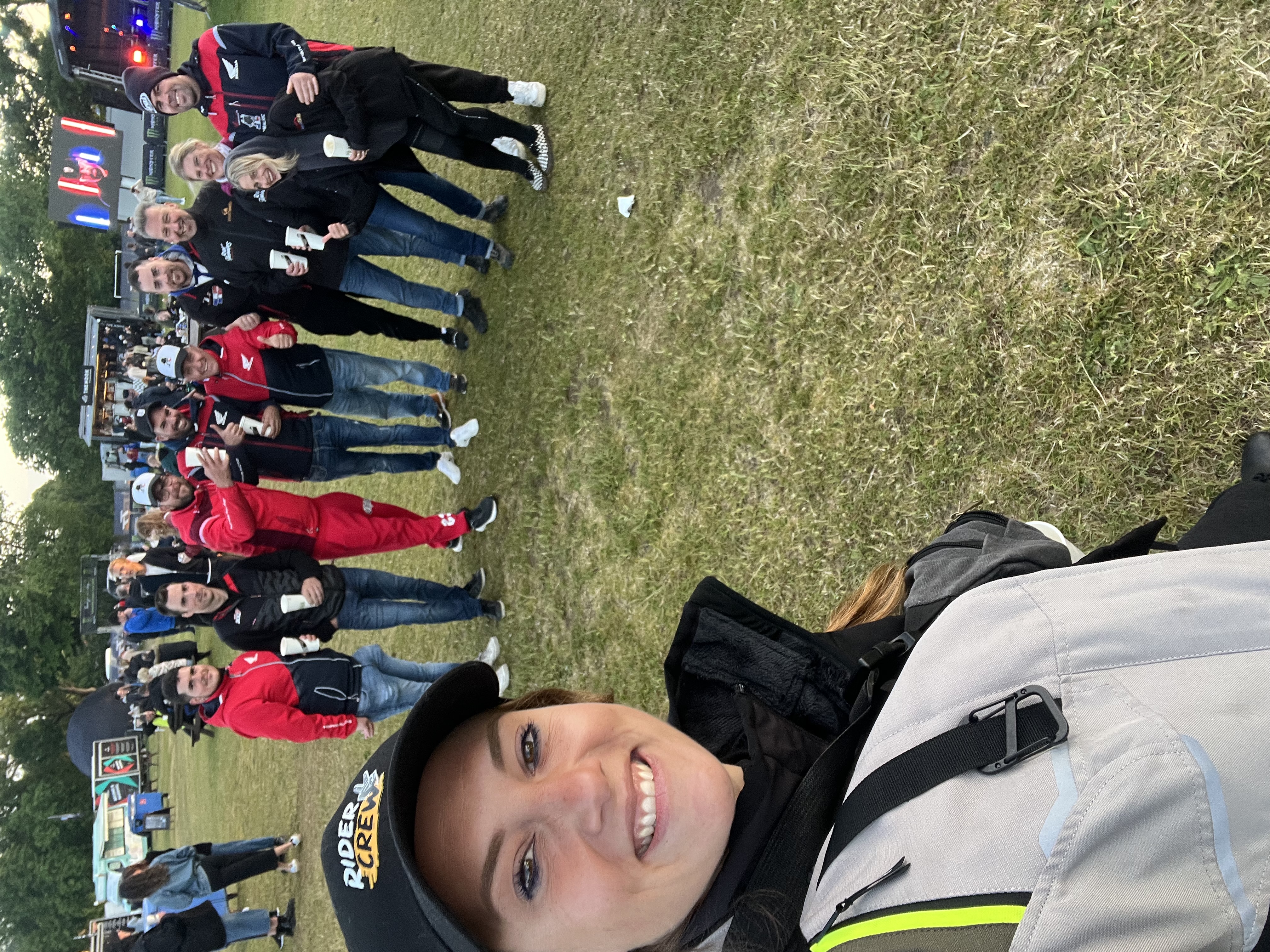 Tourist Trophy 2025 : Alyson pose avec l'équipe d'Almaric Blanc