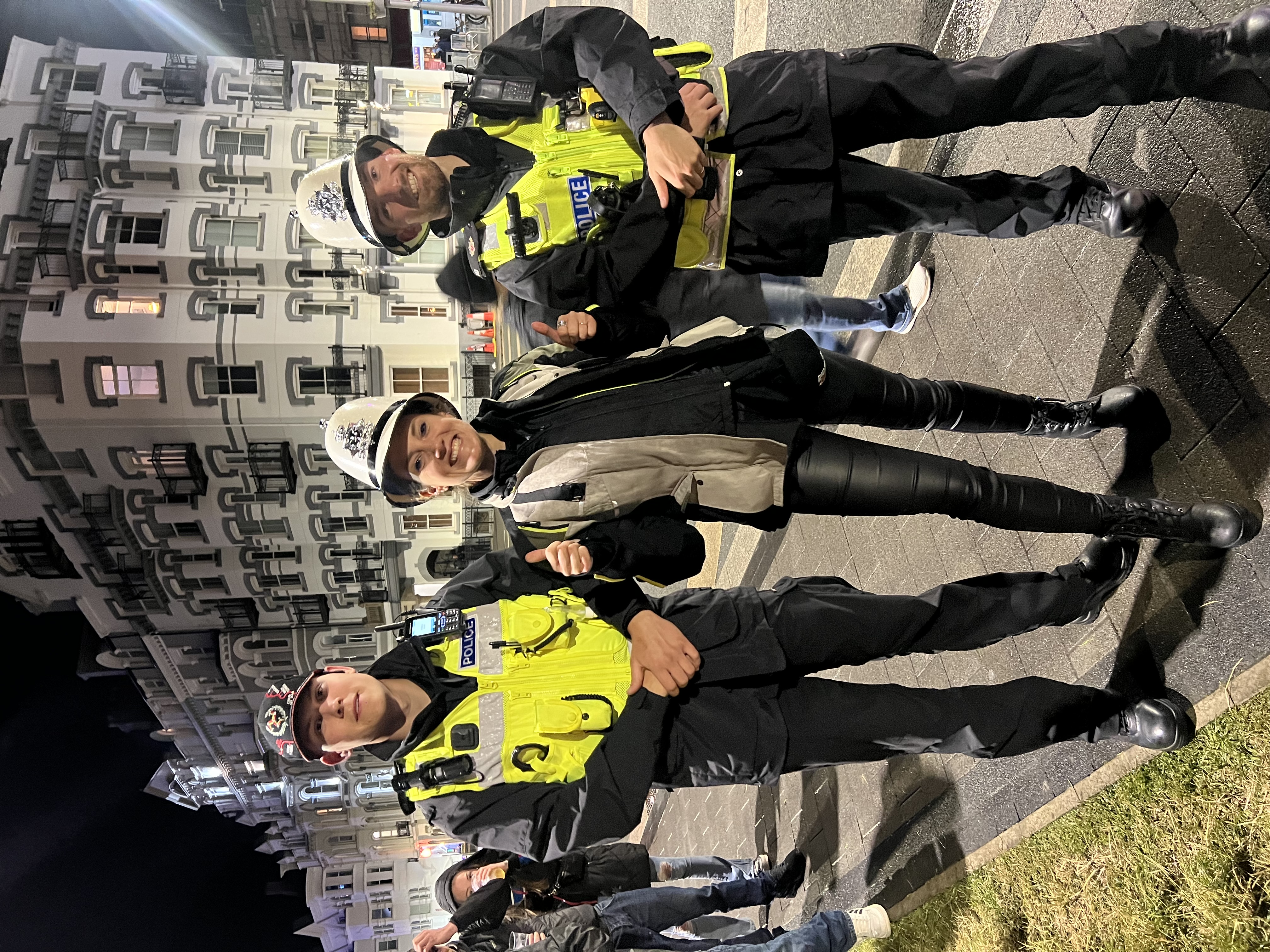 Alyson qui pose avec des agents de sécurité sur l'île de man