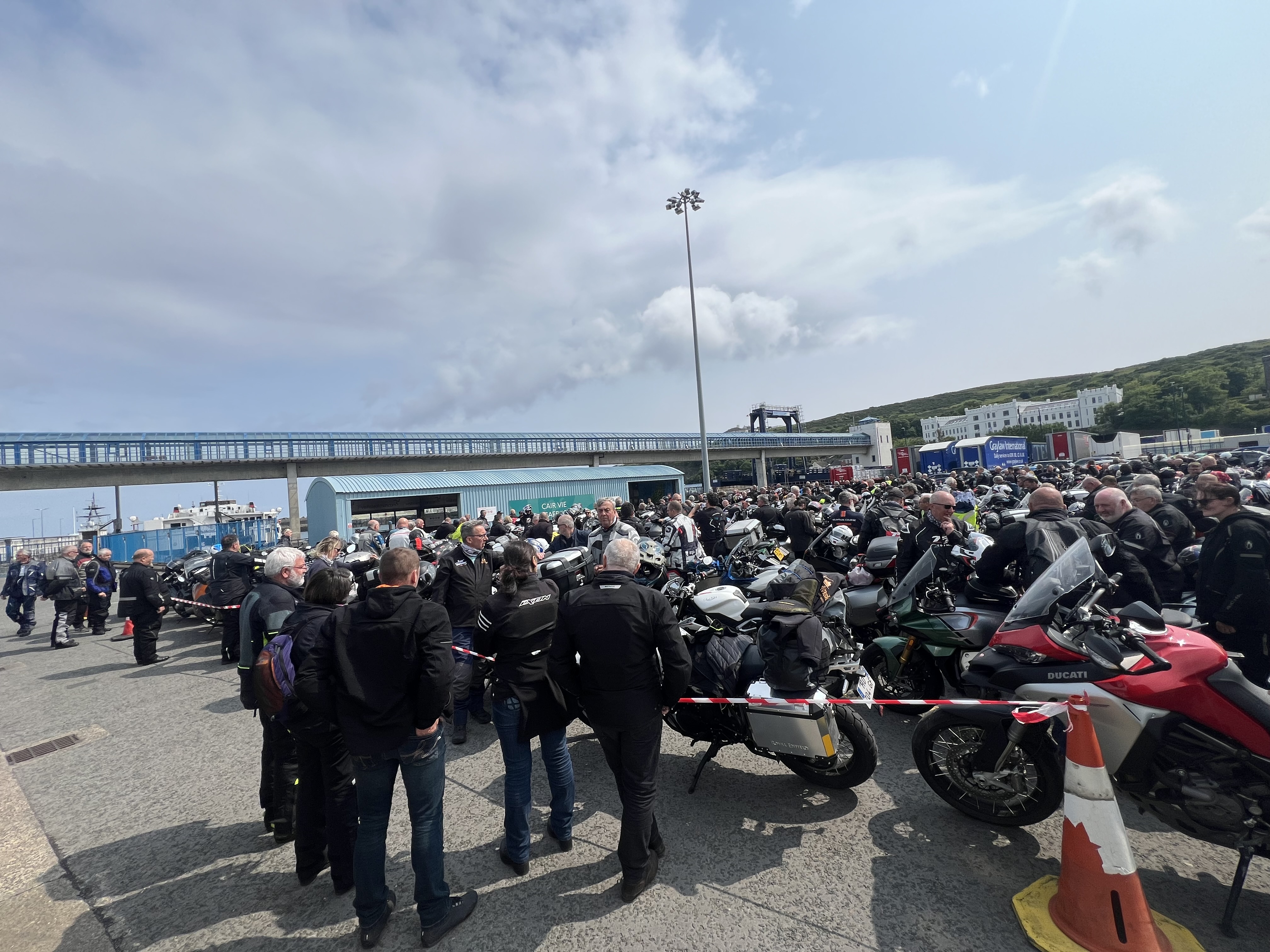 Sur la route du Tourist Trophy : départ du Ferry