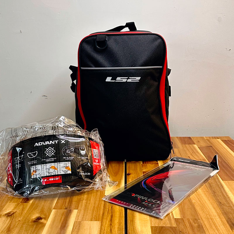 Présentation du déballage du casque LS2 Advant X fourni avec un sac à dos, une visière fumée et un pinlock