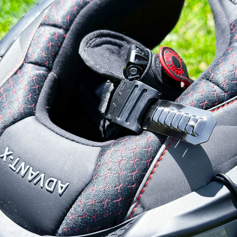 Présentation de l'attache micrométrique métallique  du casque moto LS2 Advant X