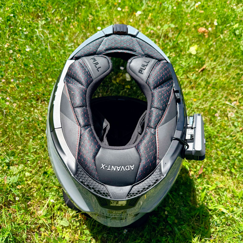 Présentation des mousses et des inserts rétro-réfléchissants présents en partie basse sur le casque moto LS2 Advant X
