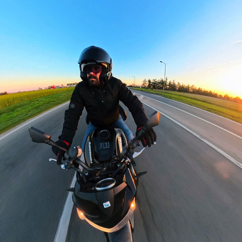 Essai du casque LS2 Advant X en conditions réelles. Photo du test en position Jet sur un roadster
