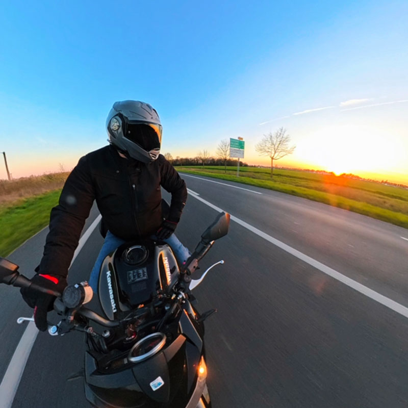 Test du casque LS2 Advant X en fin de journée avec la mentonnière en position intégral et visière fumée