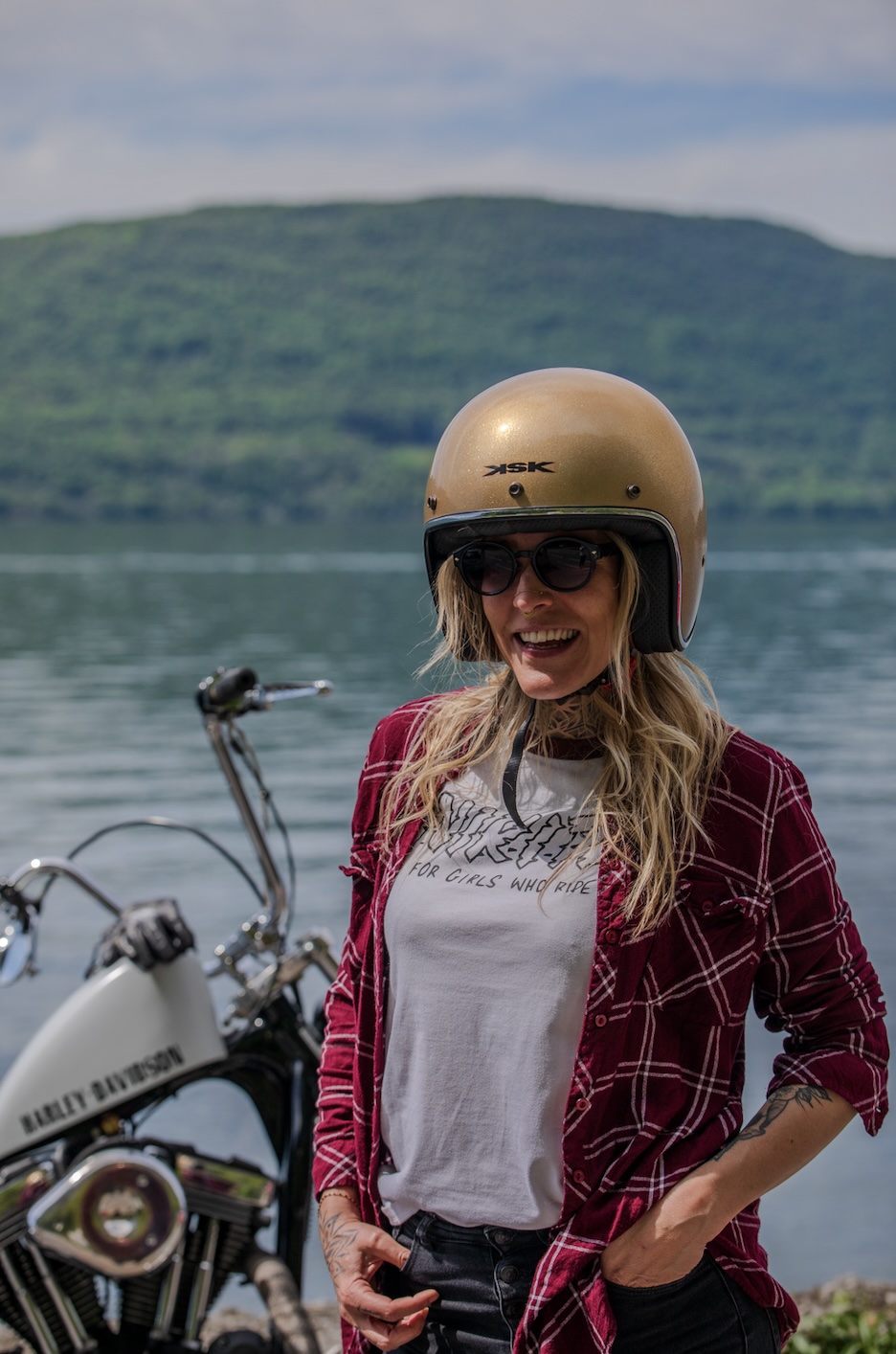 Lucille posant avec un casque bol 