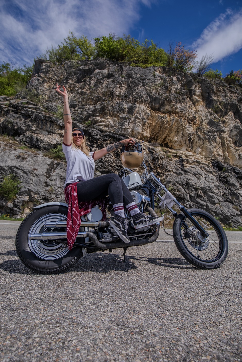 Lucille posant sur sa moto vintage