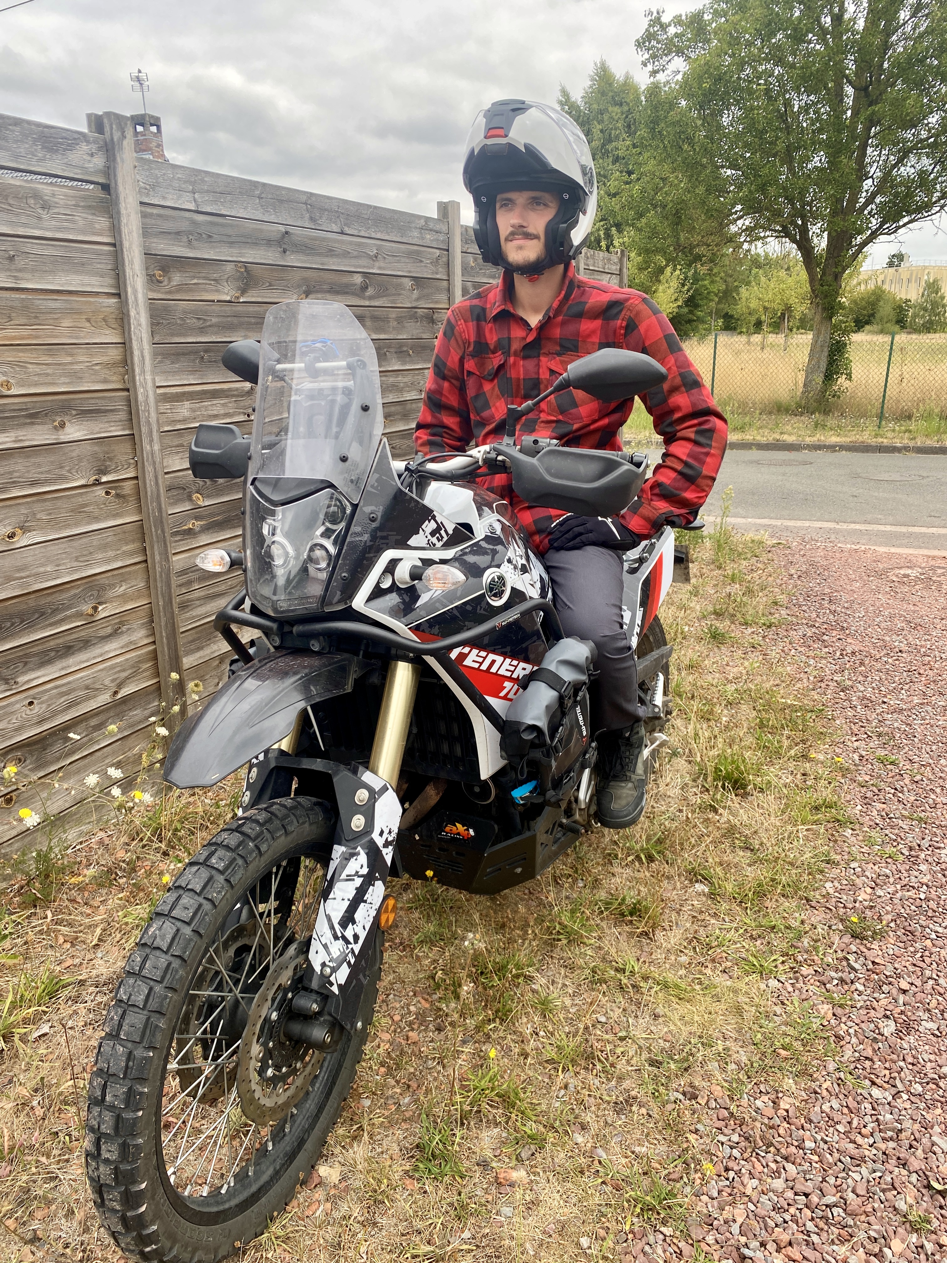 casque porté sur la moto