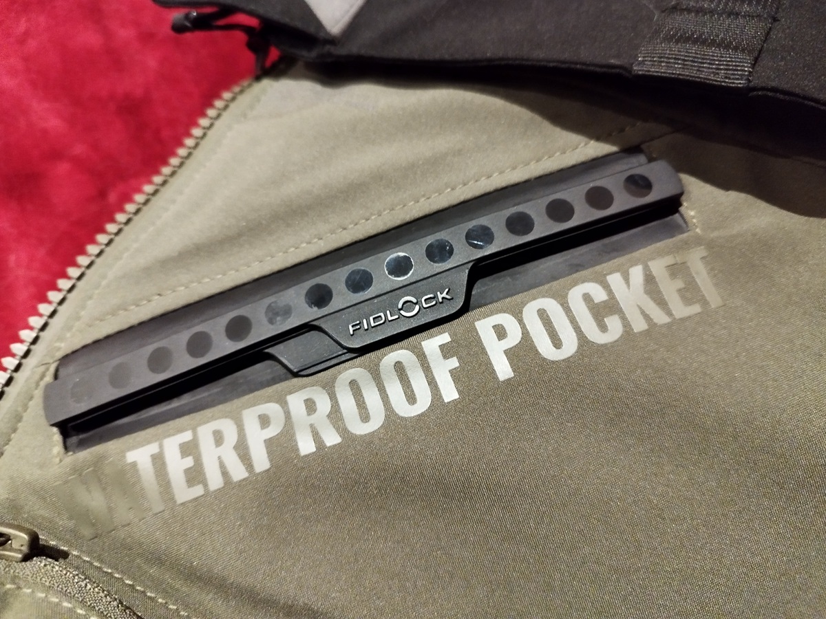 poche waterproof sur la veste Ixon Etna