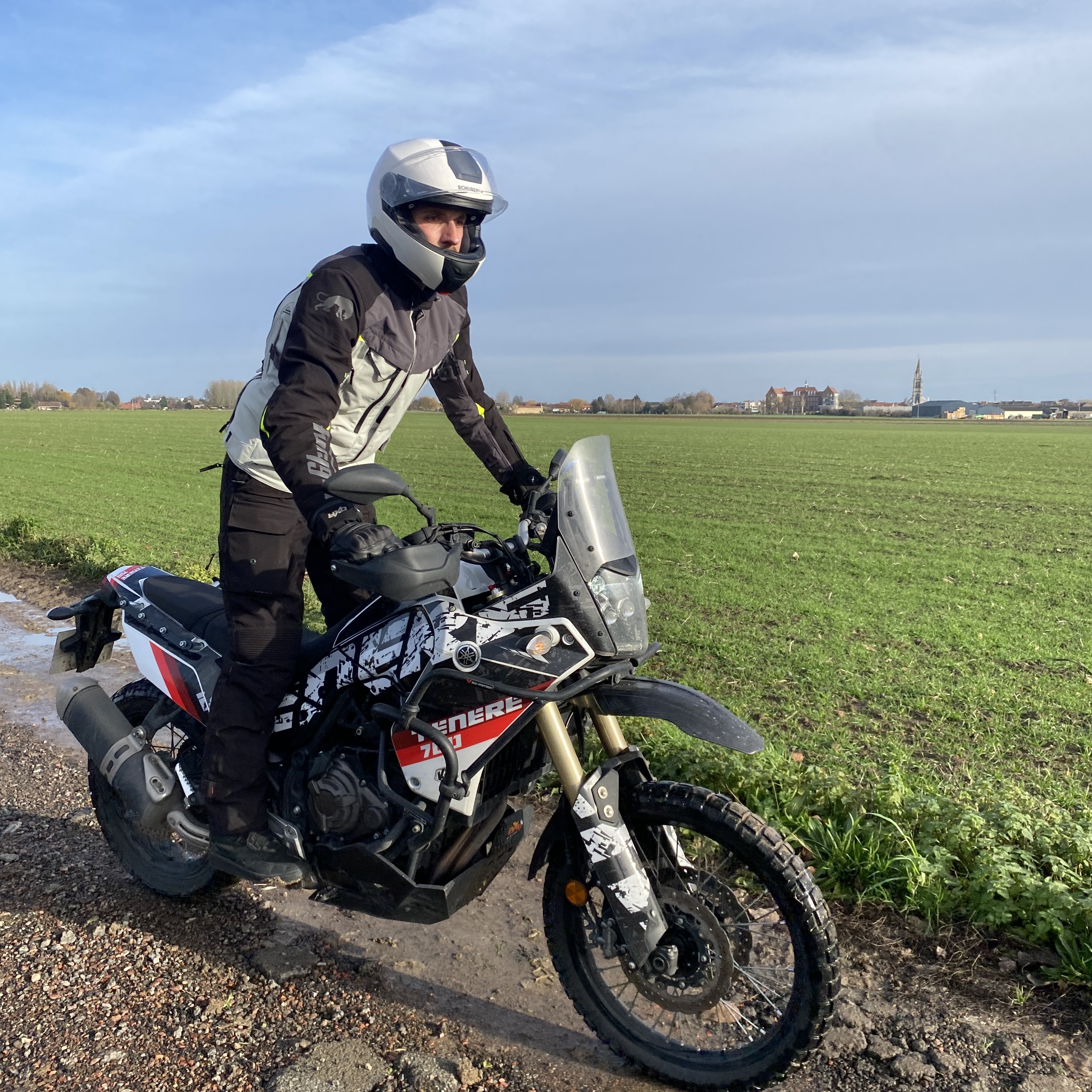 Ensemble porté debout sur la moto