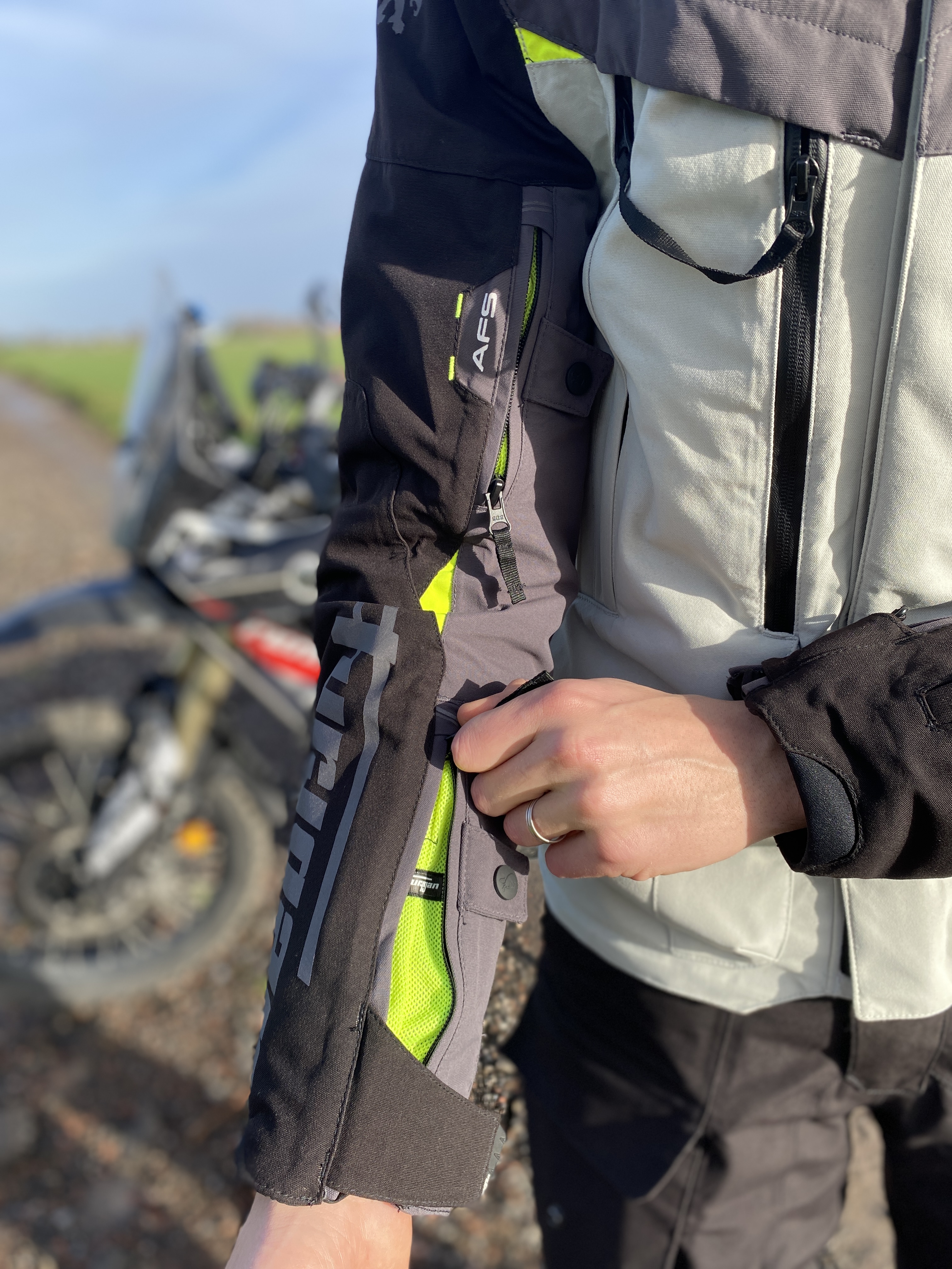 Zoom sur la ventilation présente à l'avant bras