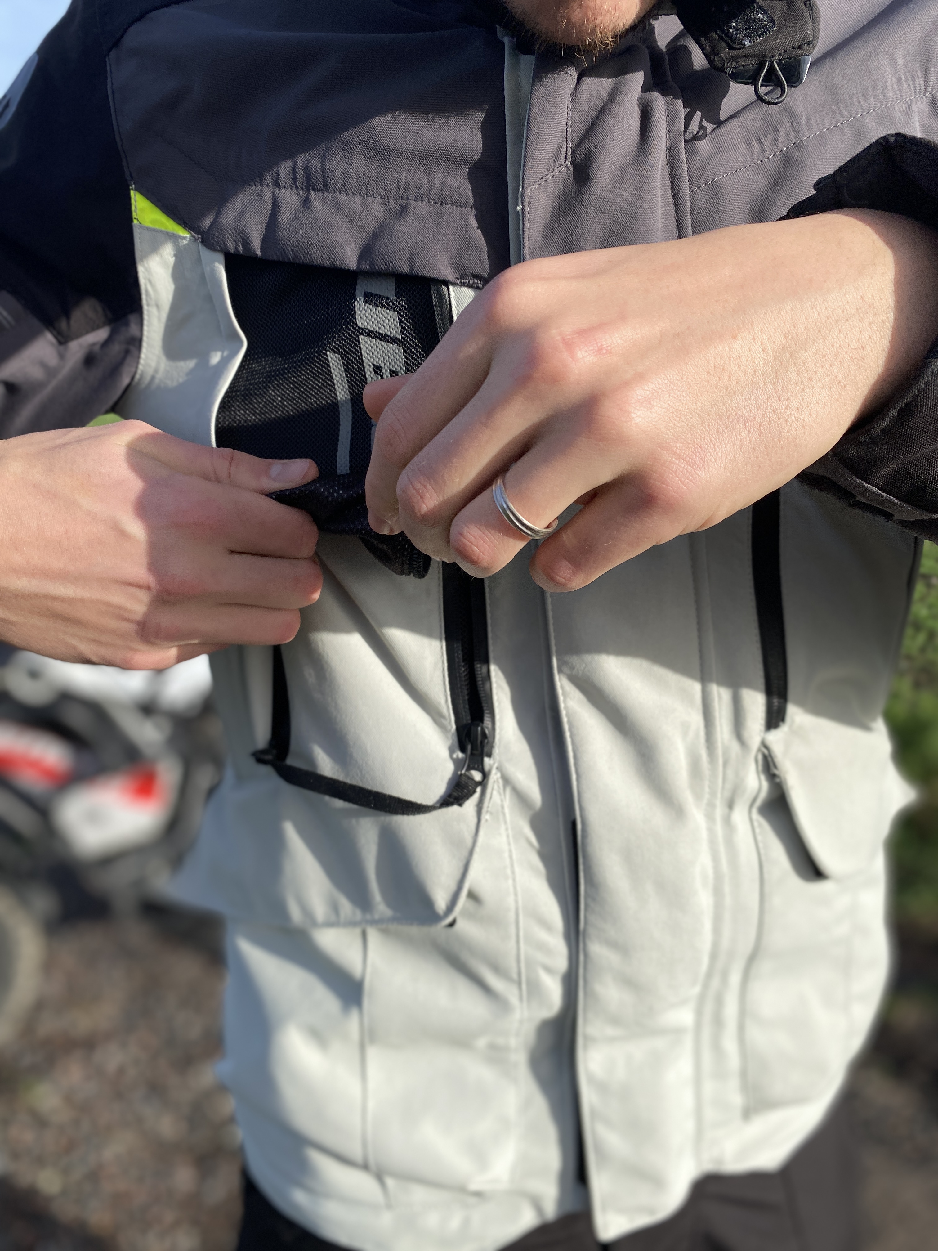 Poche pectorale qui se transforme en aération